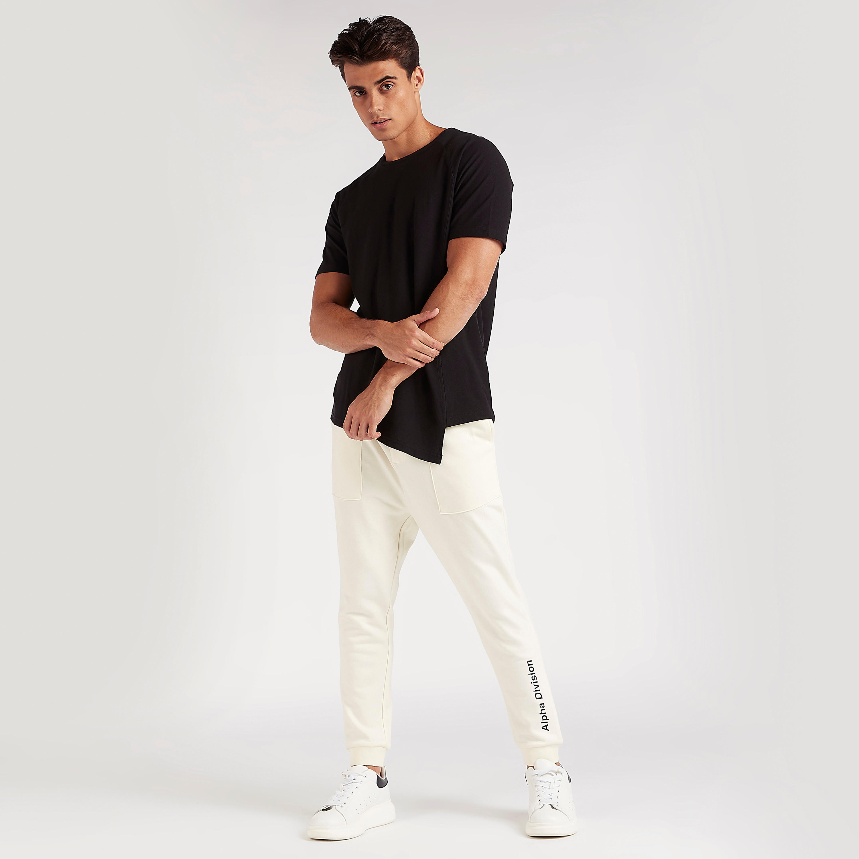 بنطلون رياضي برباط إغلاق وجيوب وطبعات-men-clothing-bottoms-joggers-image-5
