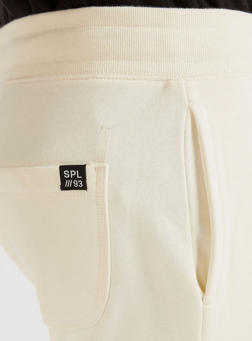 بنطلون رياضي برباط إغلاق وجيوب وطبعات-men-clothing-bottoms-joggers-image-2