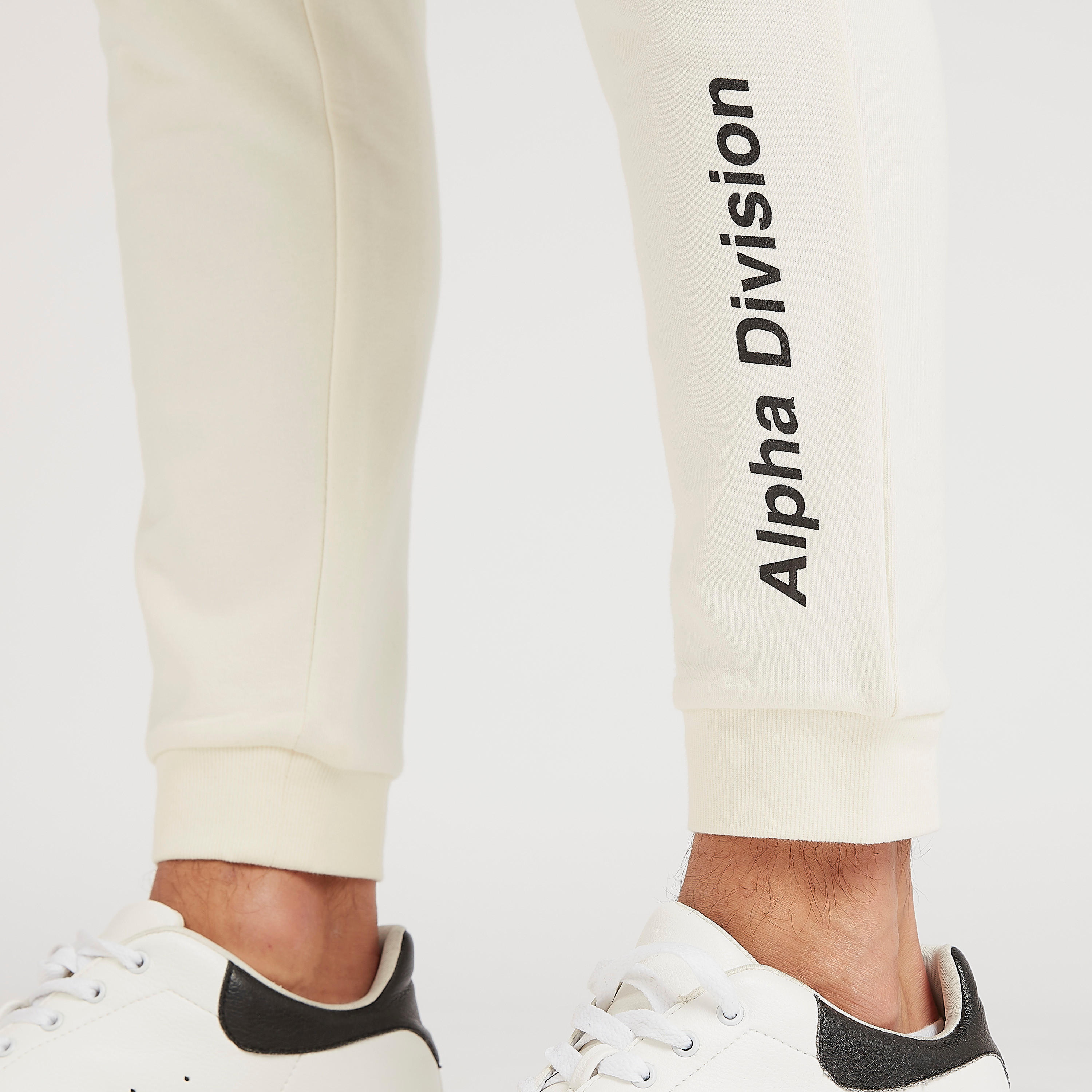 بنطلون رياضي برباط إغلاق وجيوب وطبعات-men-clothing-bottoms-joggers-image-1