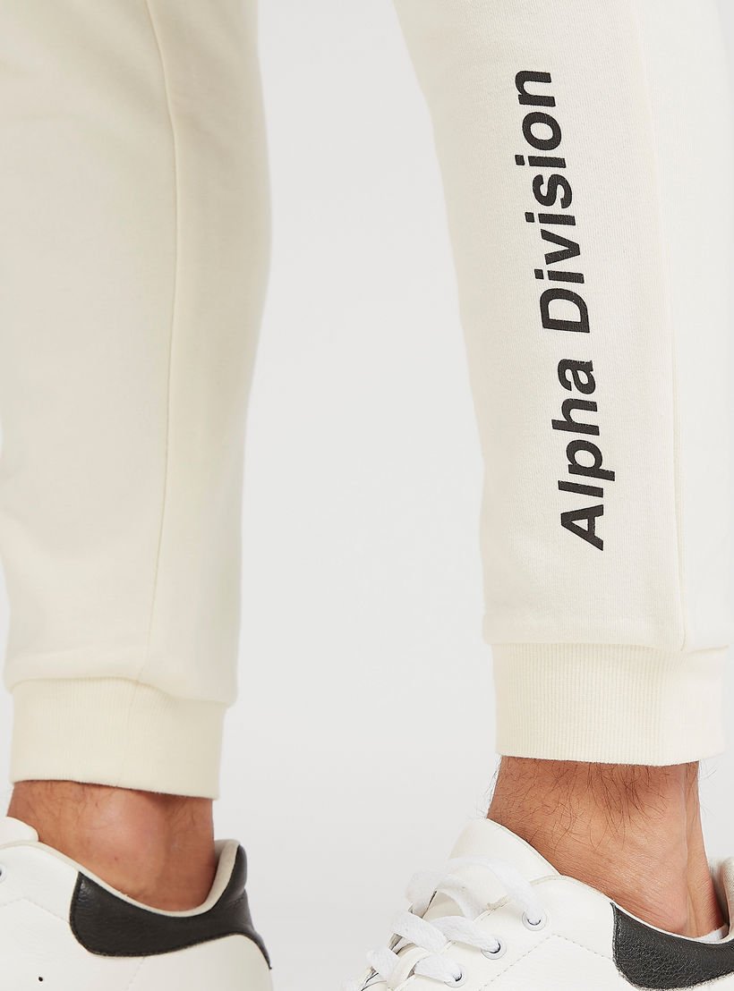 بنطلون رياضي برباط إغلاق وجيوب وطبعات-men-clothing-bottoms-joggers-image-1