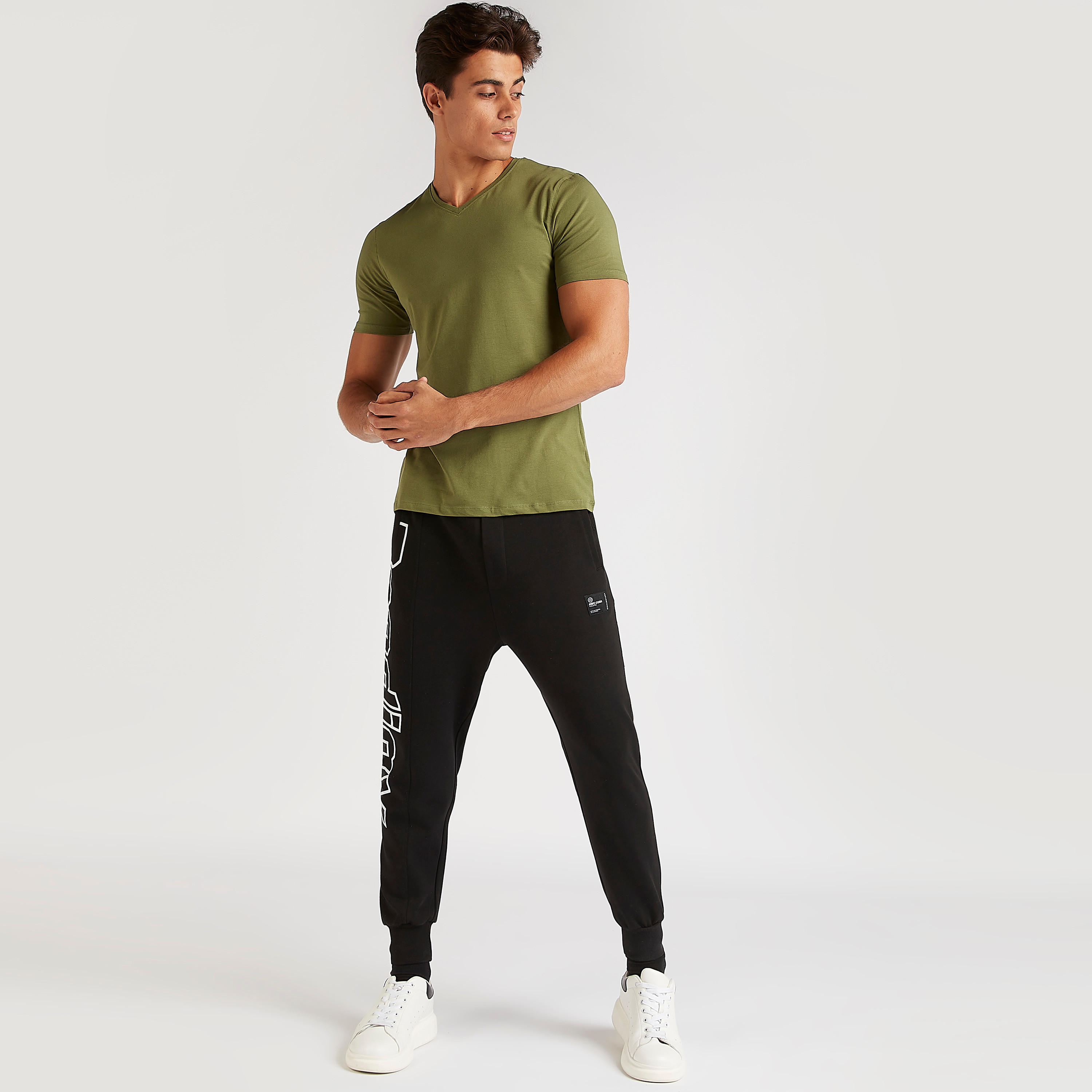 تيشيرت بارز الملمس بياقة V وأكمام قصيرة-men-clothing-tshirtsandpolos-tshirts-image-2