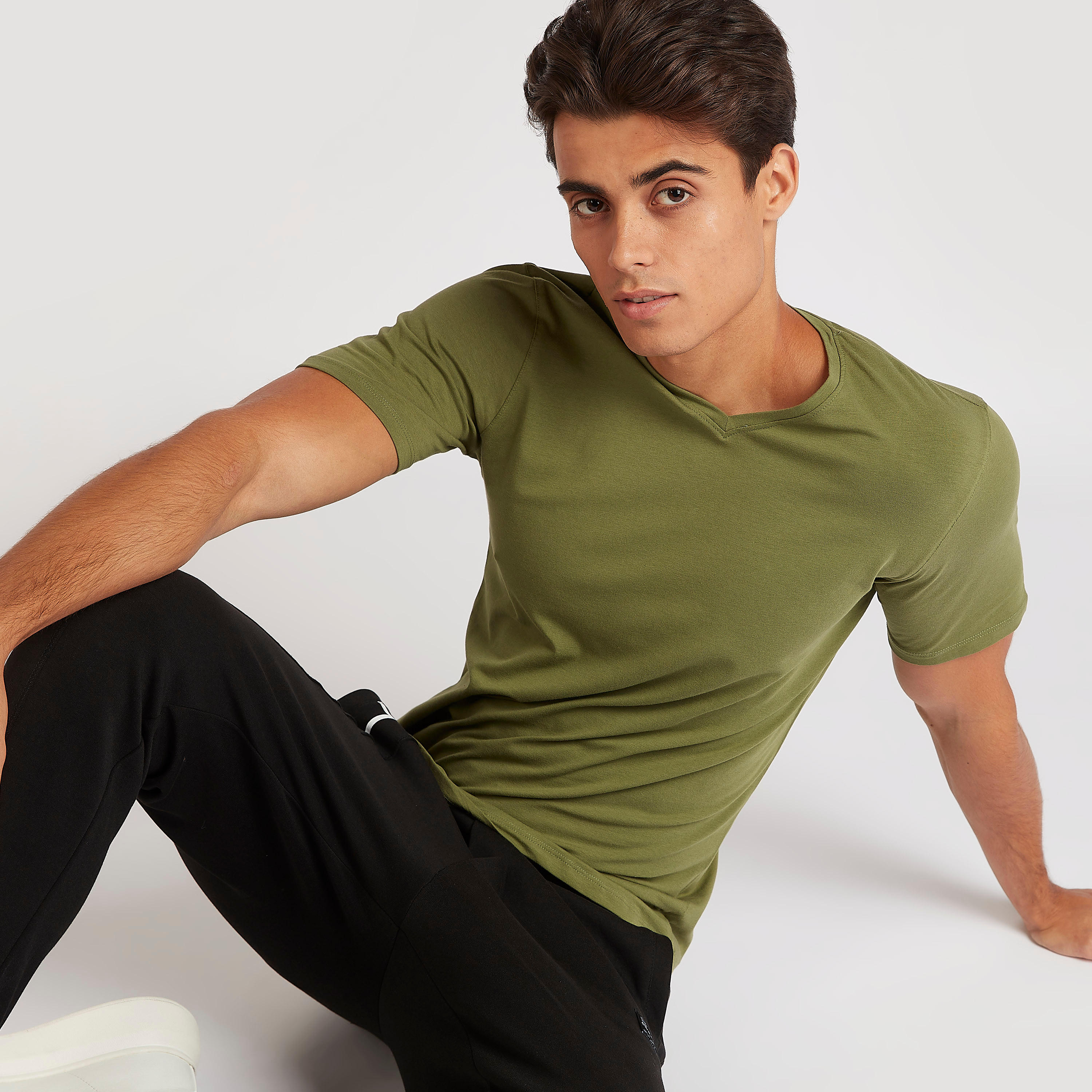 تيشيرت بارز الملمس بياقة V وأكمام قصيرة-men-clothing-tshirtsandpolos-tshirts-image-5