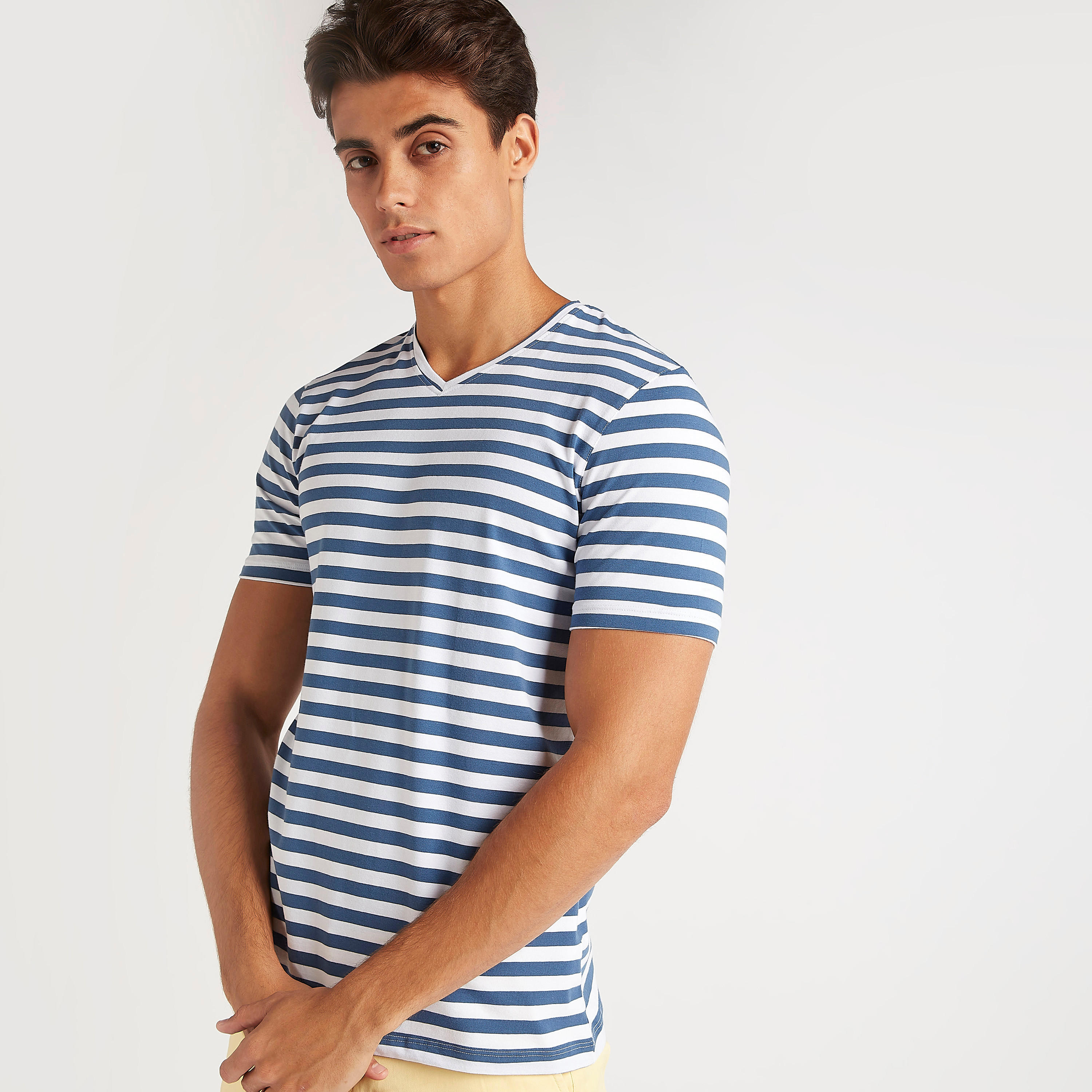 تيشيرت مخطّط بياقة v وأكمام قصيرة-men-clothing-tshirtsandpolos-tshirts-image-1