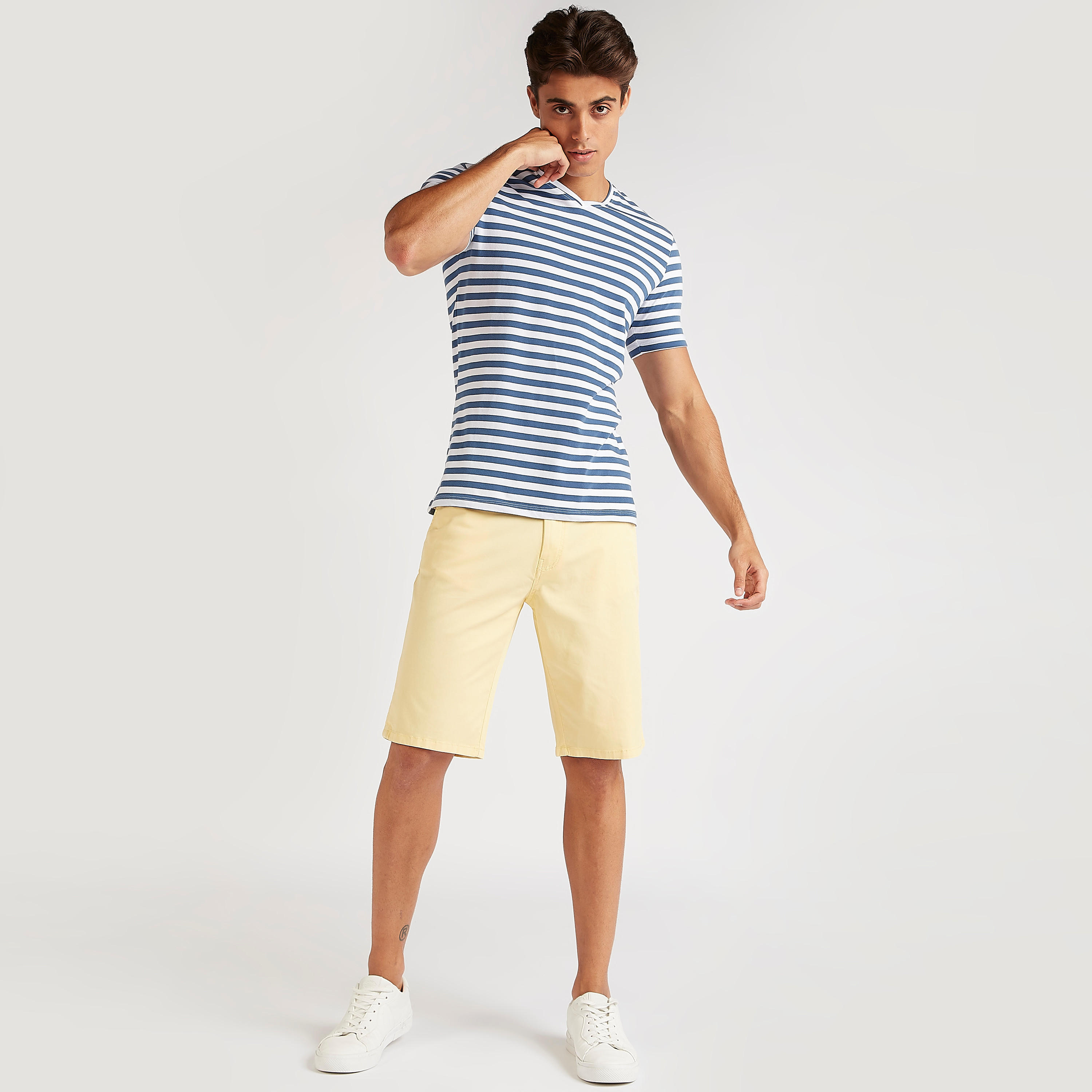 تيشيرت مخطّط بياقة v وأكمام قصيرة-men-clothing-tshirtsandpolos-tshirts-image-2