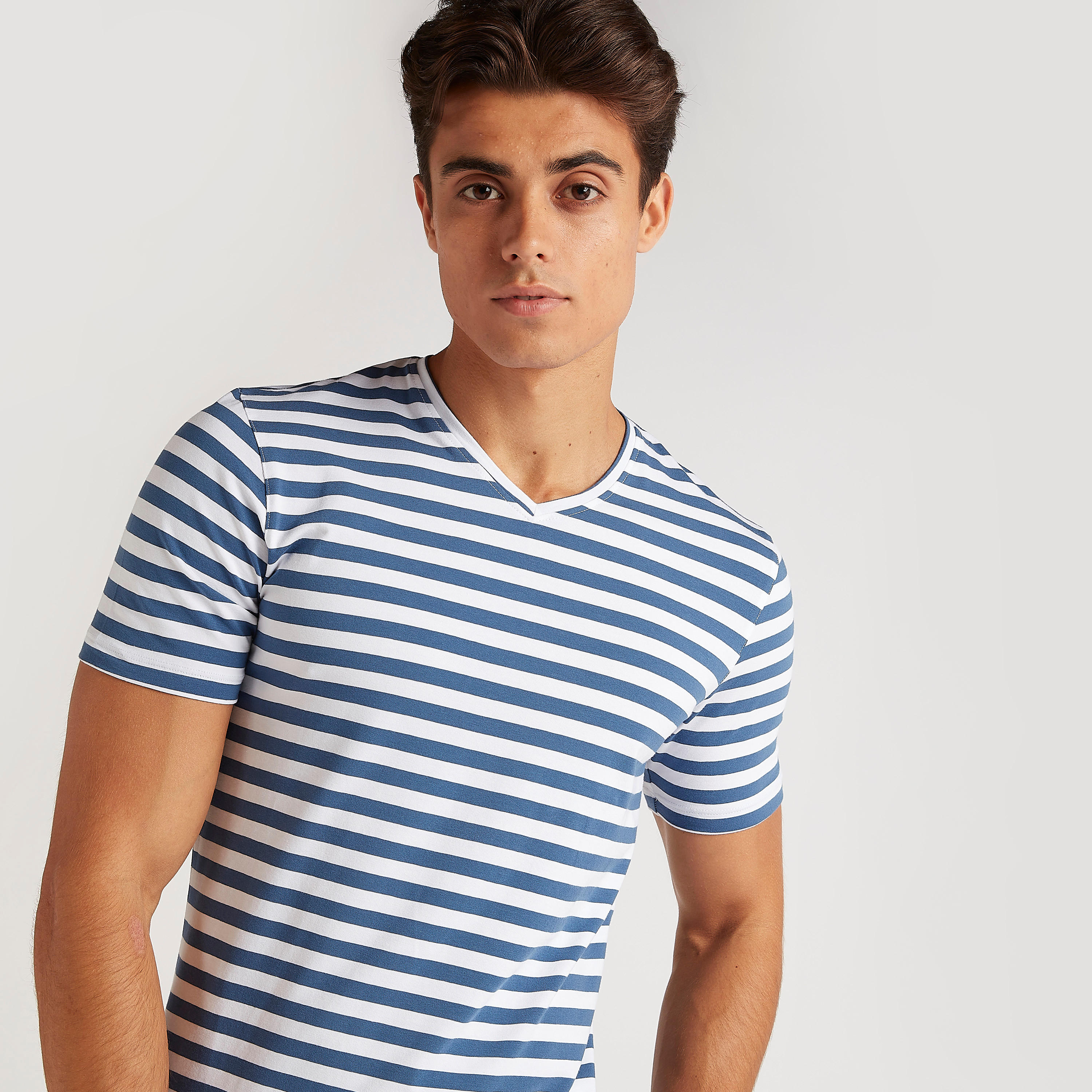 تيشيرت مخطّط بياقة v وأكمام قصيرة-men-clothing-tshirtsandpolos-tshirts-image-3
