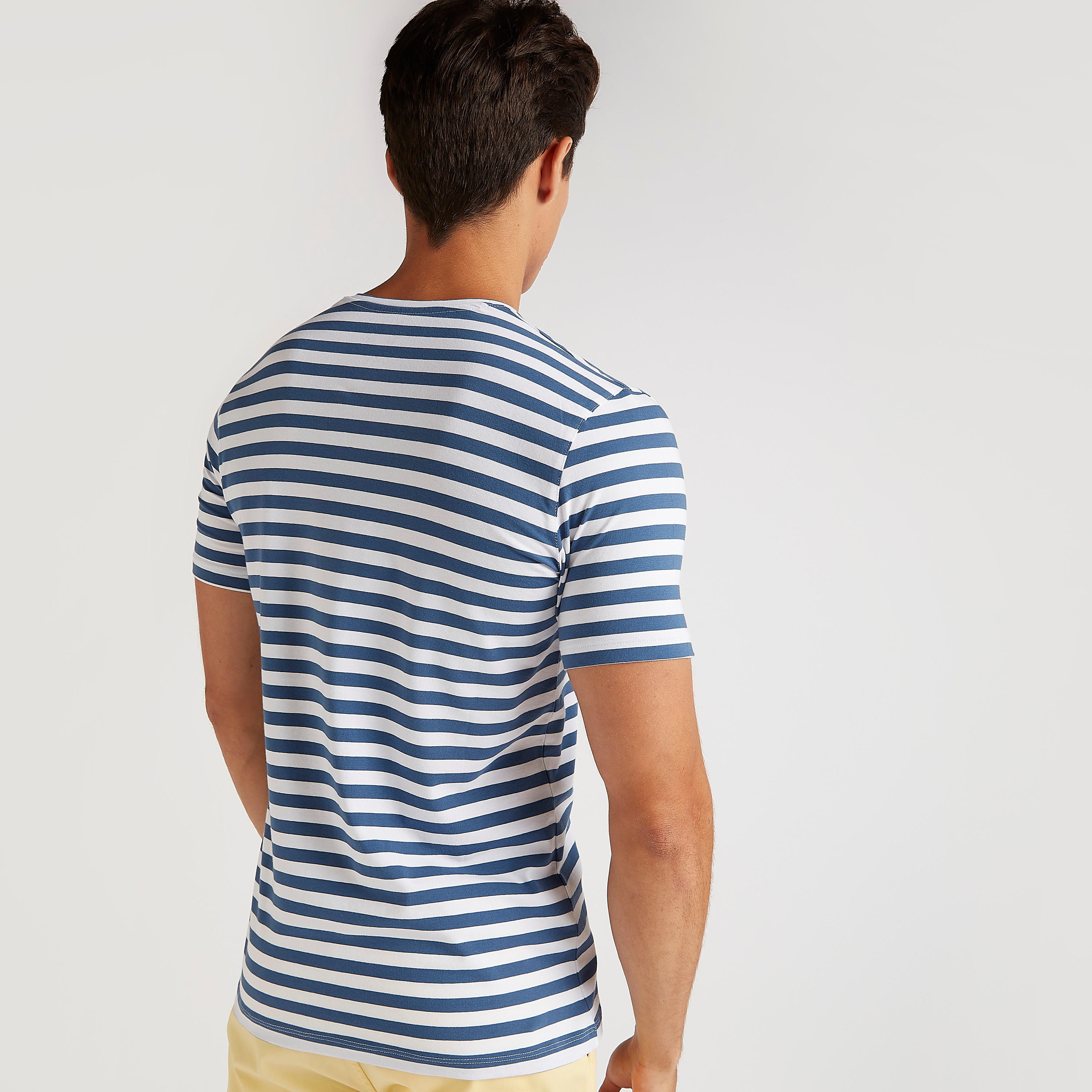 تيشيرت مخطّط بياقة v وأكمام قصيرة-men-clothing-tshirtsandpolos-tshirts-image-4
