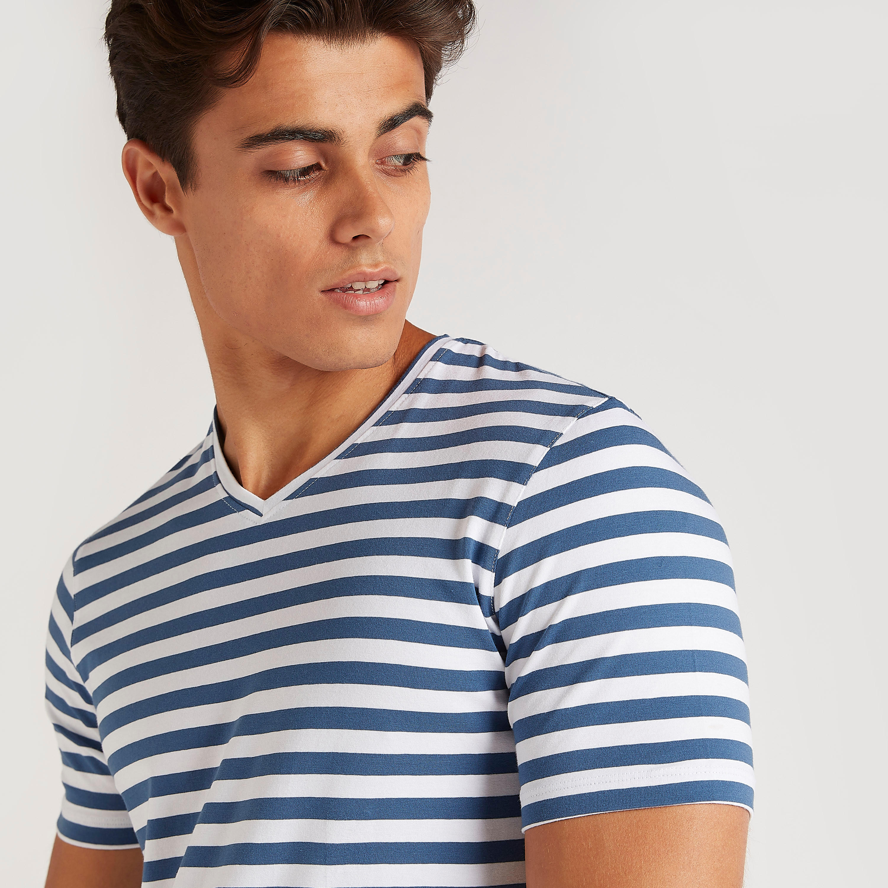 تيشيرت مخطّط بياقة v وأكمام قصيرة-men-clothing-tshirtsandpolos-tshirts-image-5