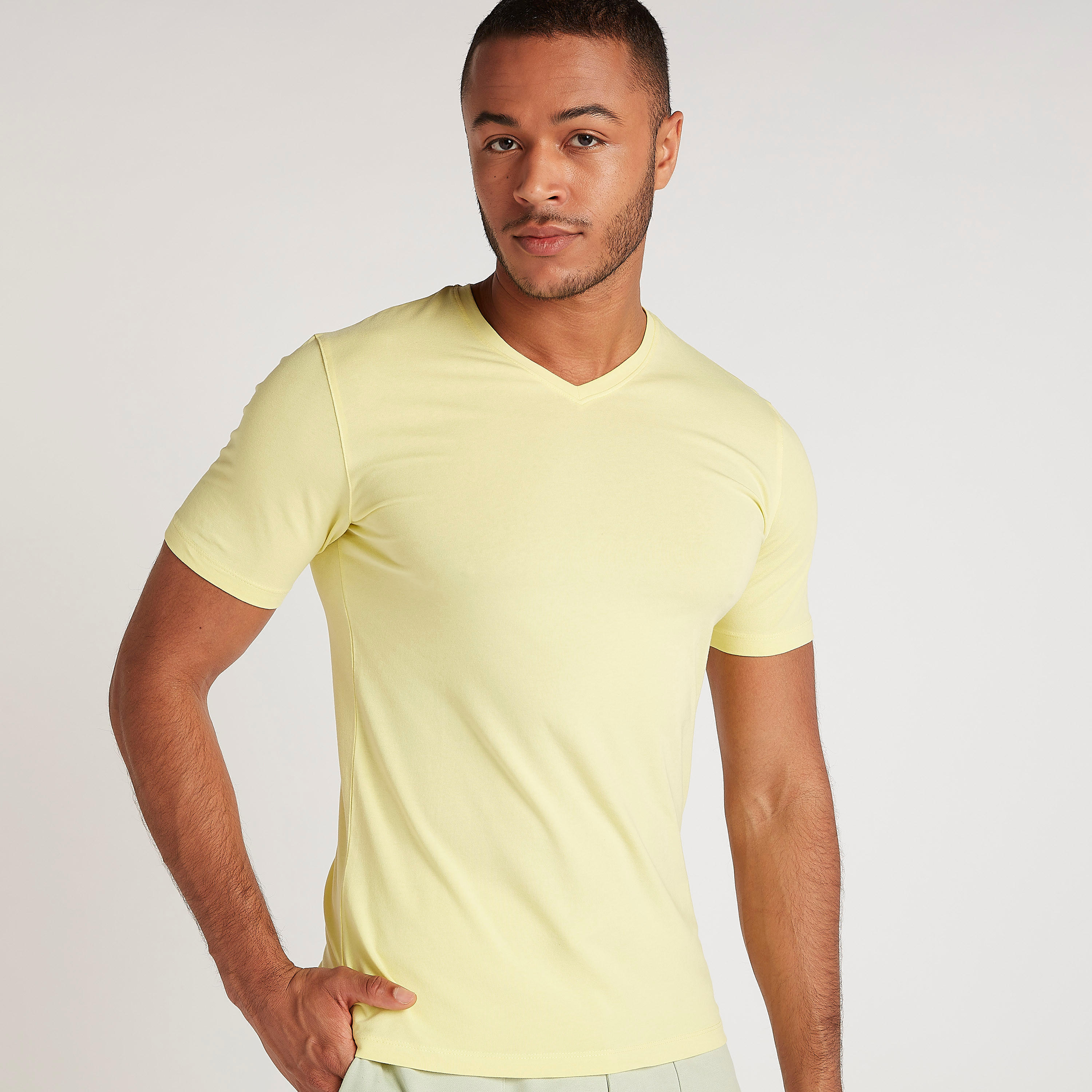 تيشيرت سادة بياقة v وأكمام قصيرة-men-clothing-tshirtsandpolos-tshirts-image-1