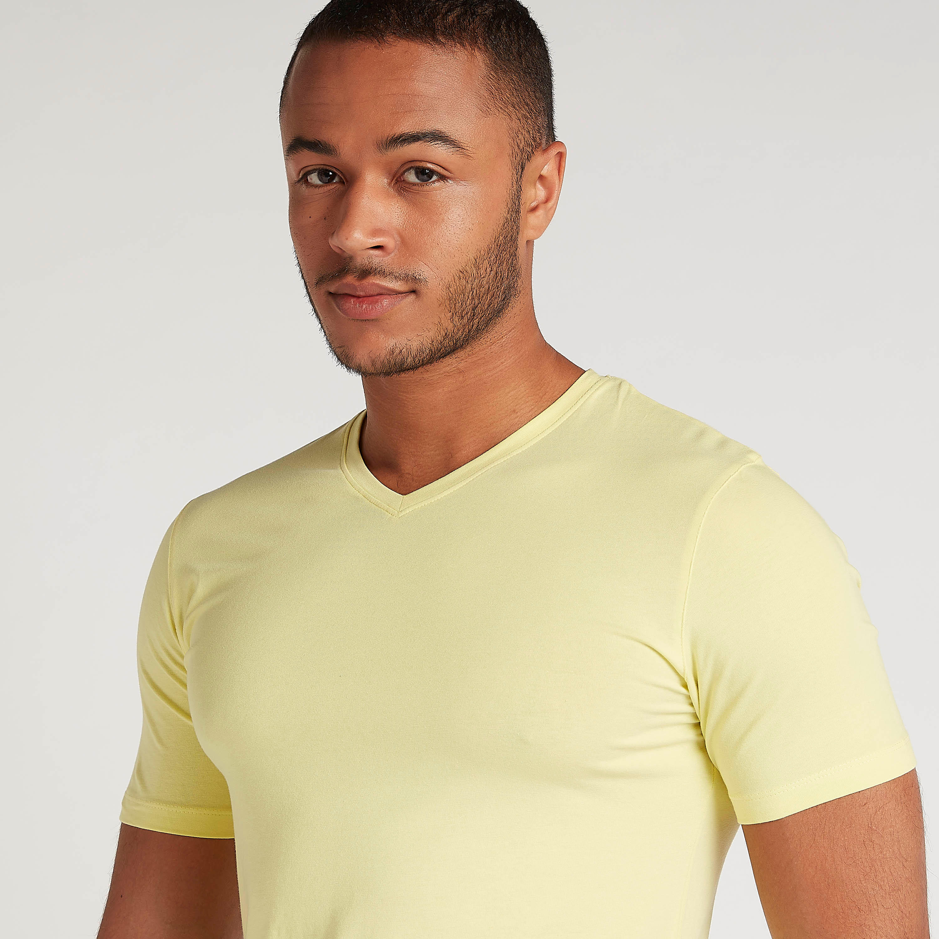 تيشيرت سادة بياقة v وأكمام قصيرة-men-clothing-tshirtsandpolos-tshirts-image-3
