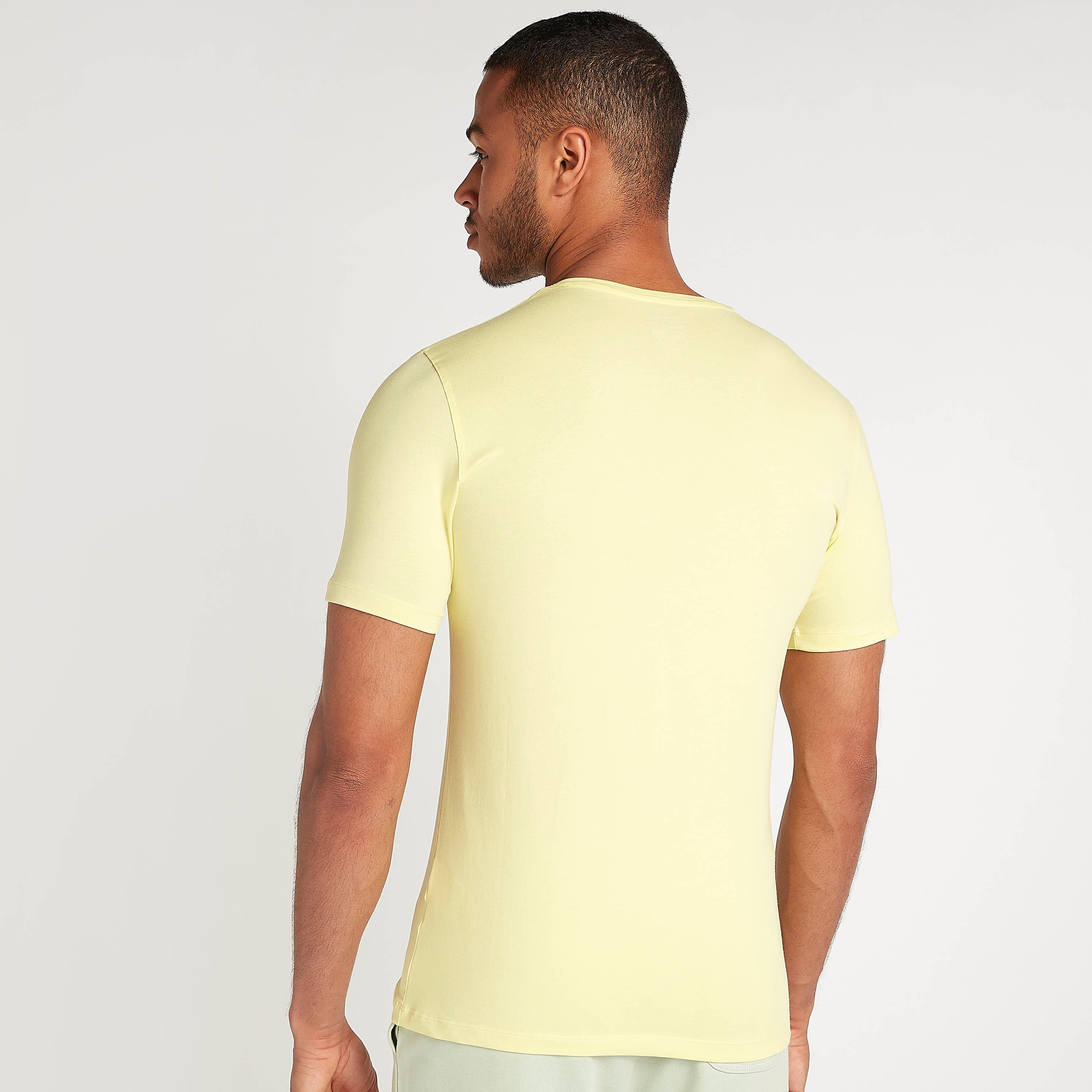 تيشيرت سادة بياقة v وأكمام قصيرة-men-clothing-tshirtsandpolos-tshirts-image-4