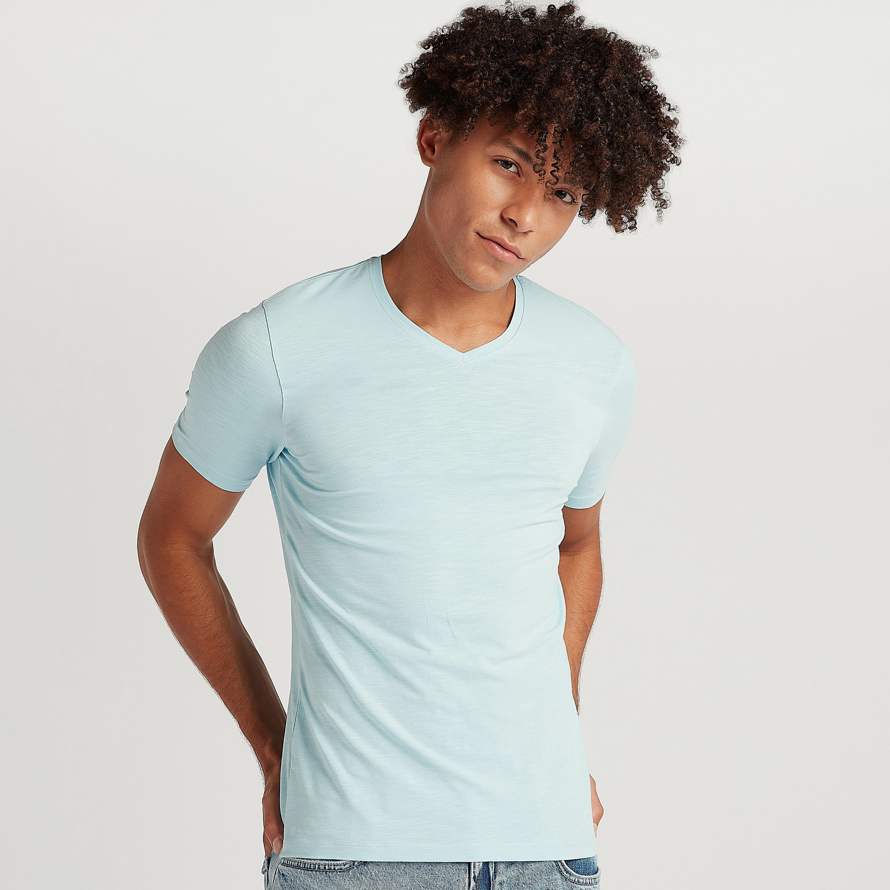 تيشيرت سادة بياقة v وأكمام قصيرة-men-clothing-tshirtsandpolos-tshirts-image-4