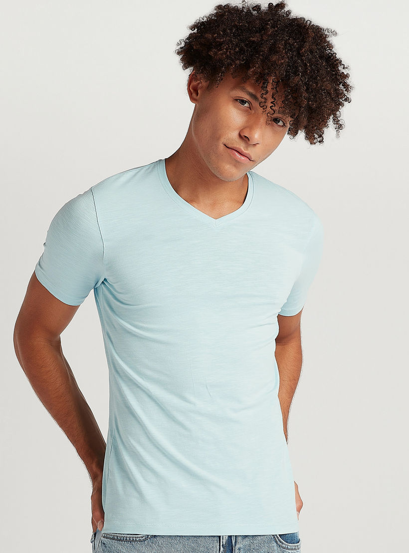 تيشيرت سادة بياقة v وأكمام قصيرة-men-clothing-tshirtsandpolos-tshirts-image-4