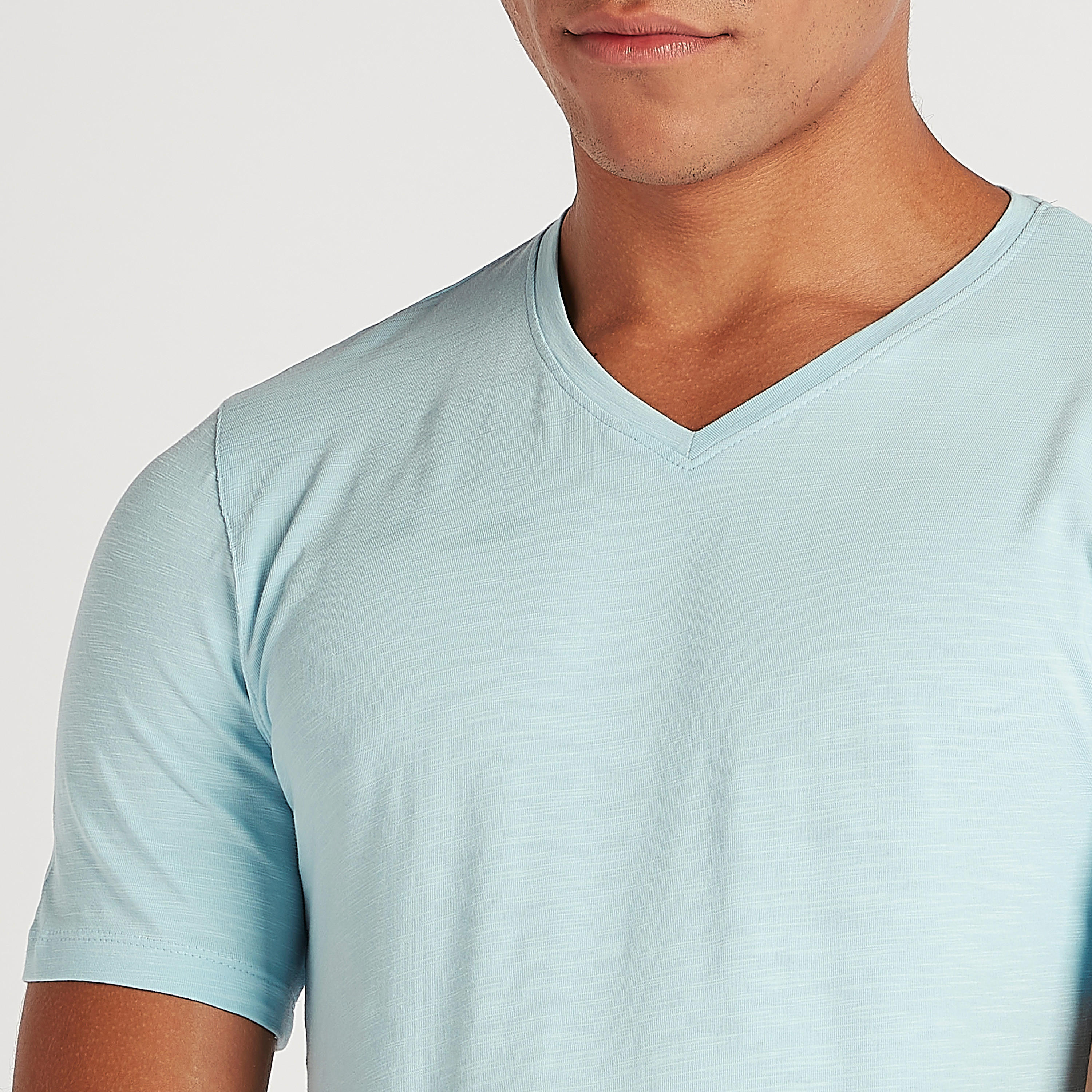 تيشيرت سادة بياقة v وأكمام قصيرة-men-clothing-tshirtsandpolos-tshirts-image-2