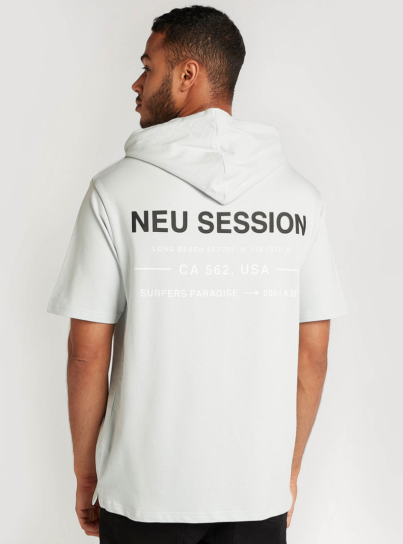 تيشيرت بطبعات وقبّعة وأكمام قصيرة-men-clothing-tshirtsandpolos-tshirts-image-3
