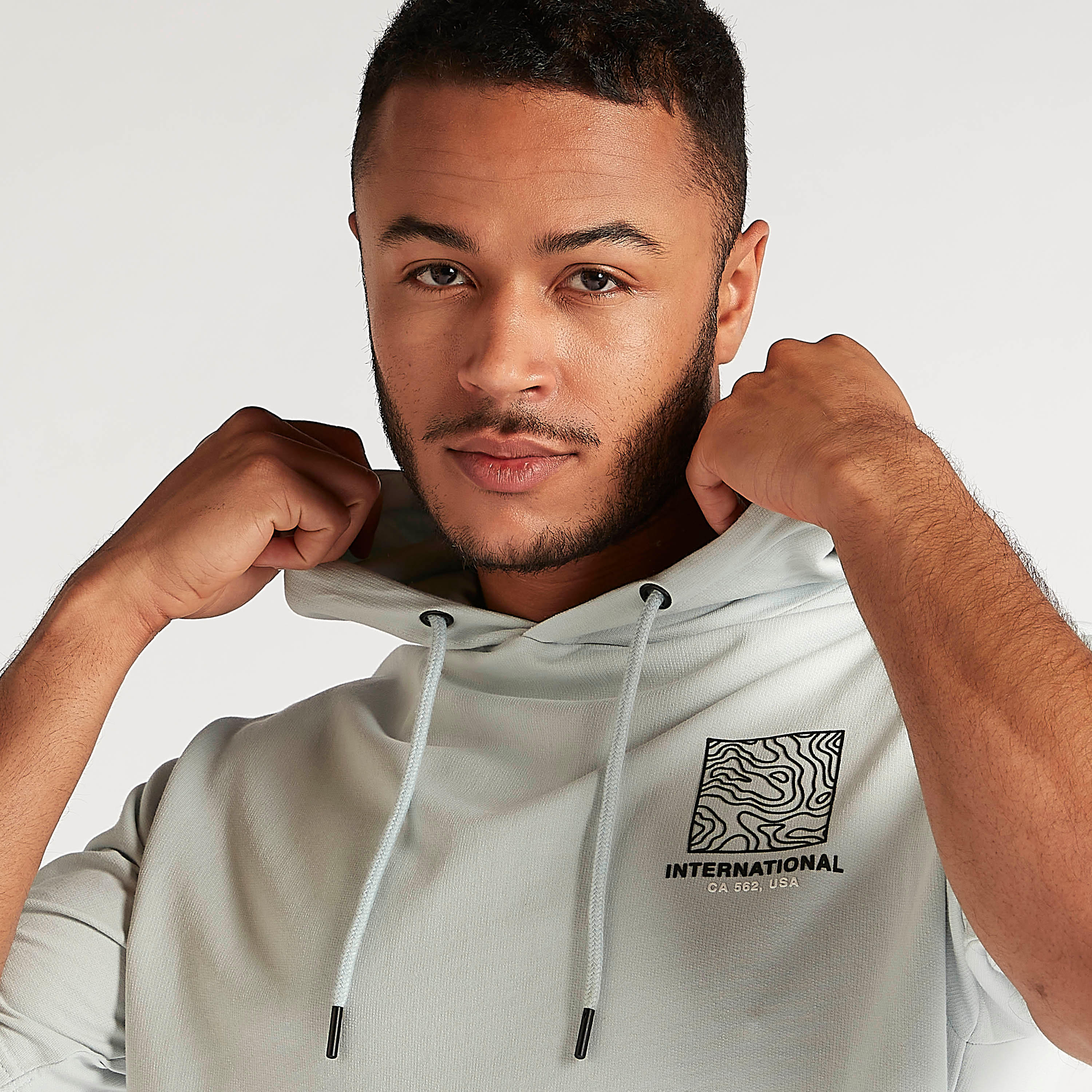 تيشيرت بطبعات وقبّعة وأكمام قصيرة-men-clothing-tshirtsandpolos-tshirts-image-2