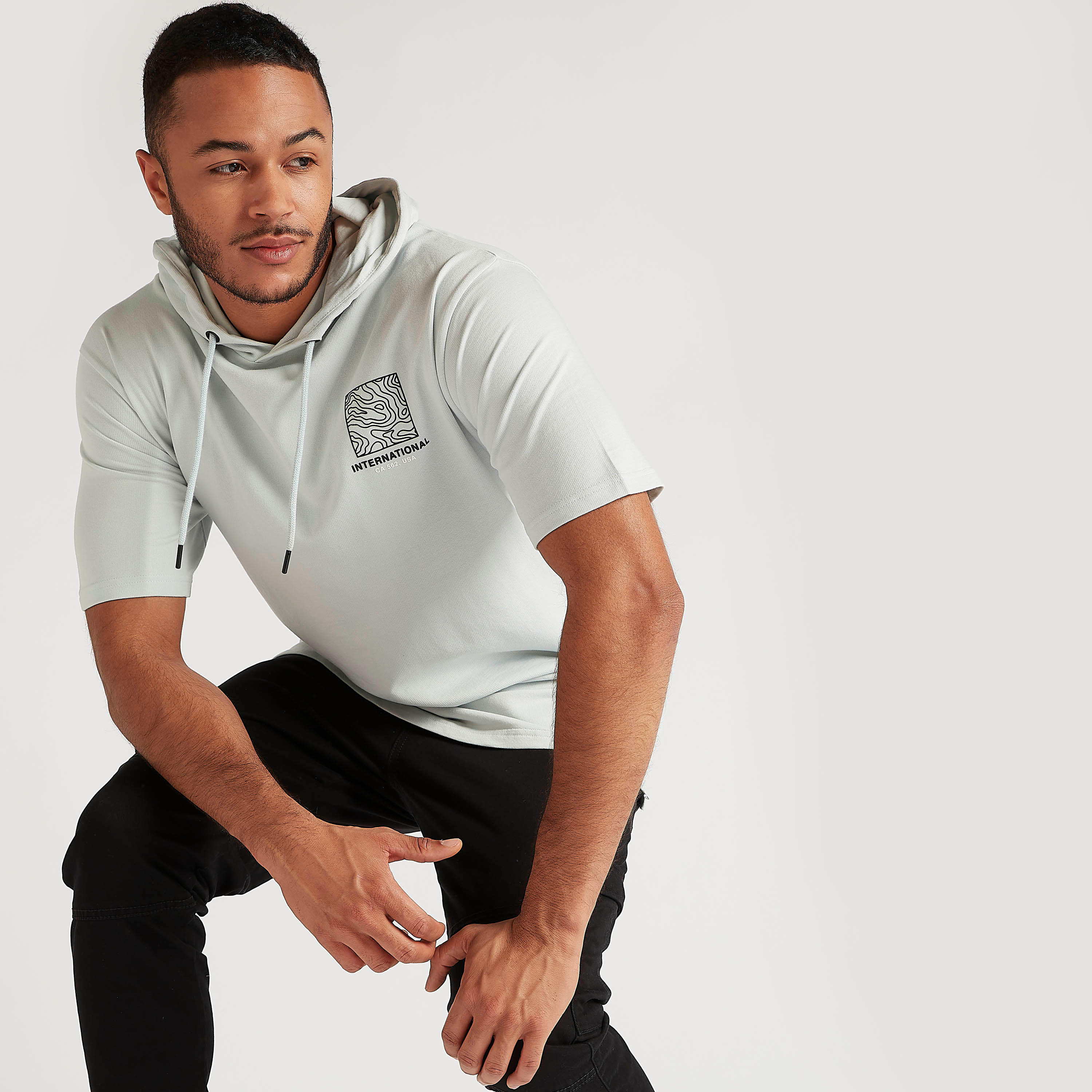 تيشيرت بطبعات وقبّعة وأكمام قصيرة-men-clothing-tshirtsandpolos-tshirts-image-1