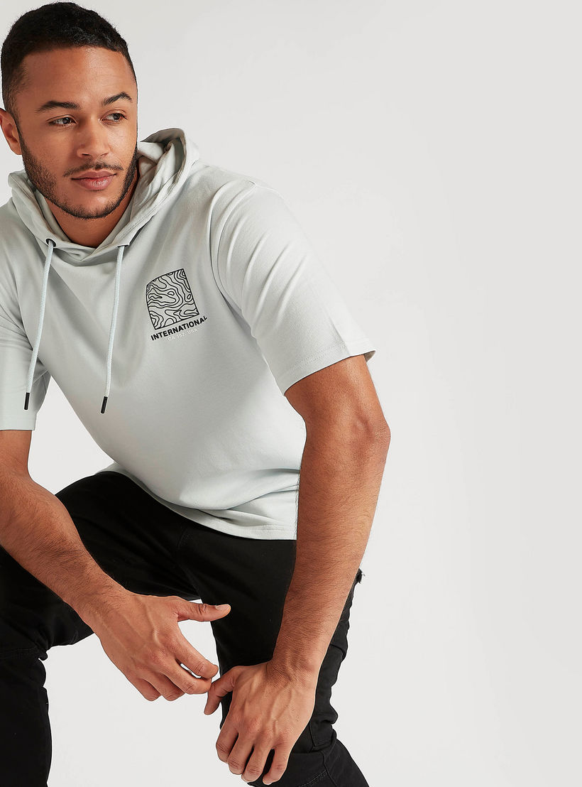 تيشيرت بطبعات وقبّعة وأكمام قصيرة-men-clothing-tshirtsandpolos-tshirts-image-1