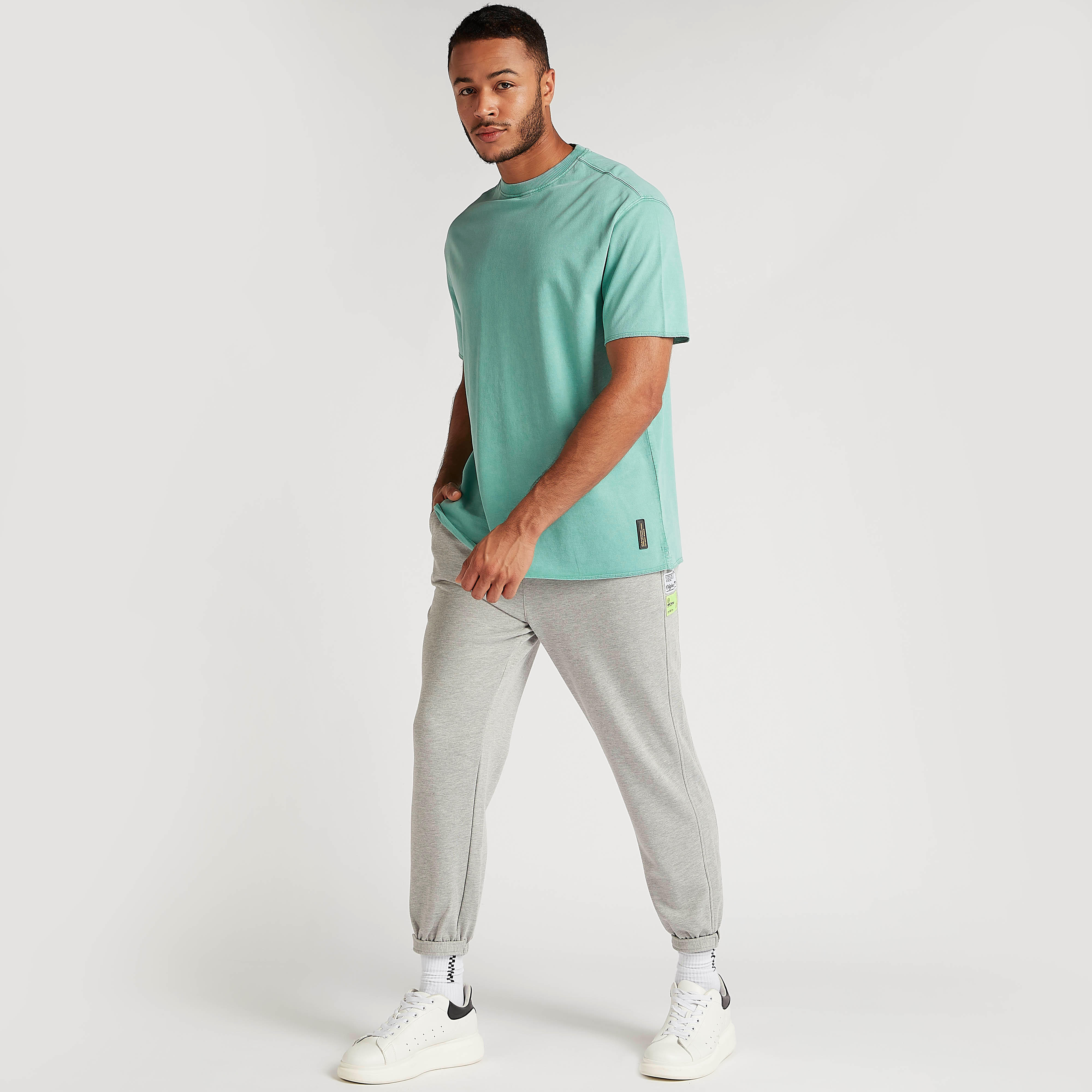 تيشيرت بارز الملمس بياقة ضيّقة وأكمام قصيرة-men-clothing-tshirtsandpolos-tshirts-image-4