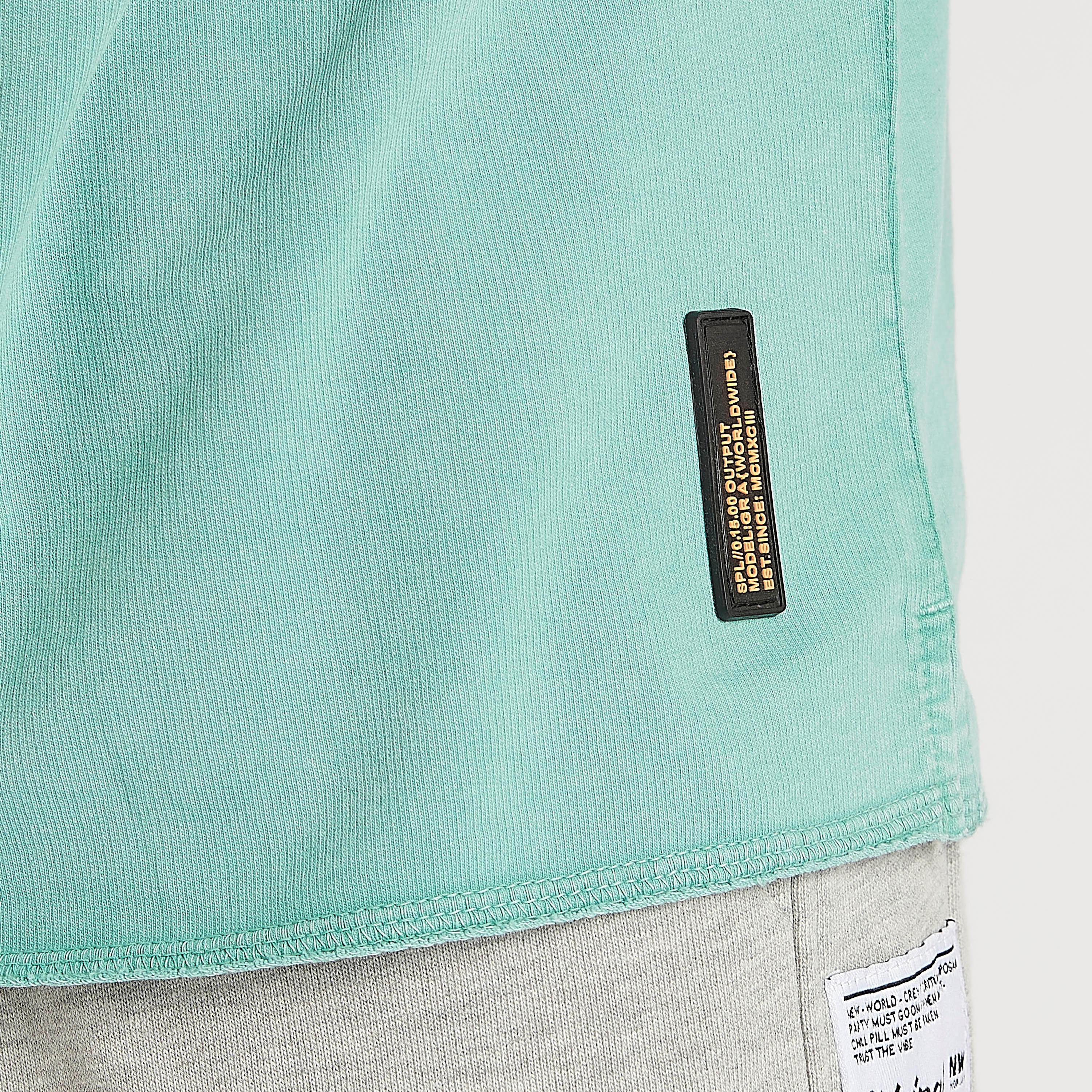 تيشيرت بارز الملمس بياقة ضيّقة وأكمام قصيرة-men-clothing-tshirtsandpolos-tshirts-image-3
