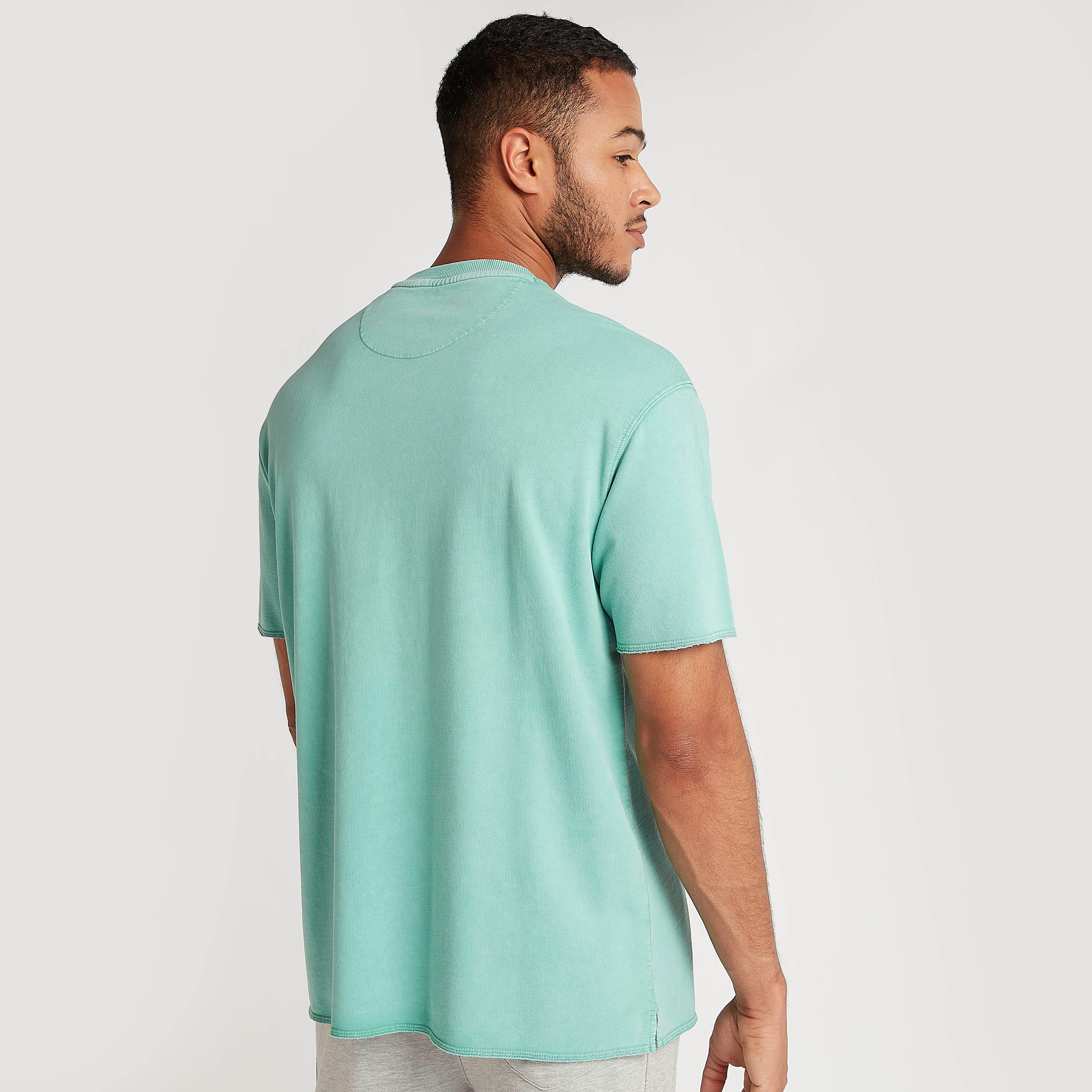 تيشيرت بارز الملمس بياقة ضيّقة وأكمام قصيرة-men-clothing-tshirtsandpolos-tshirts-image-2