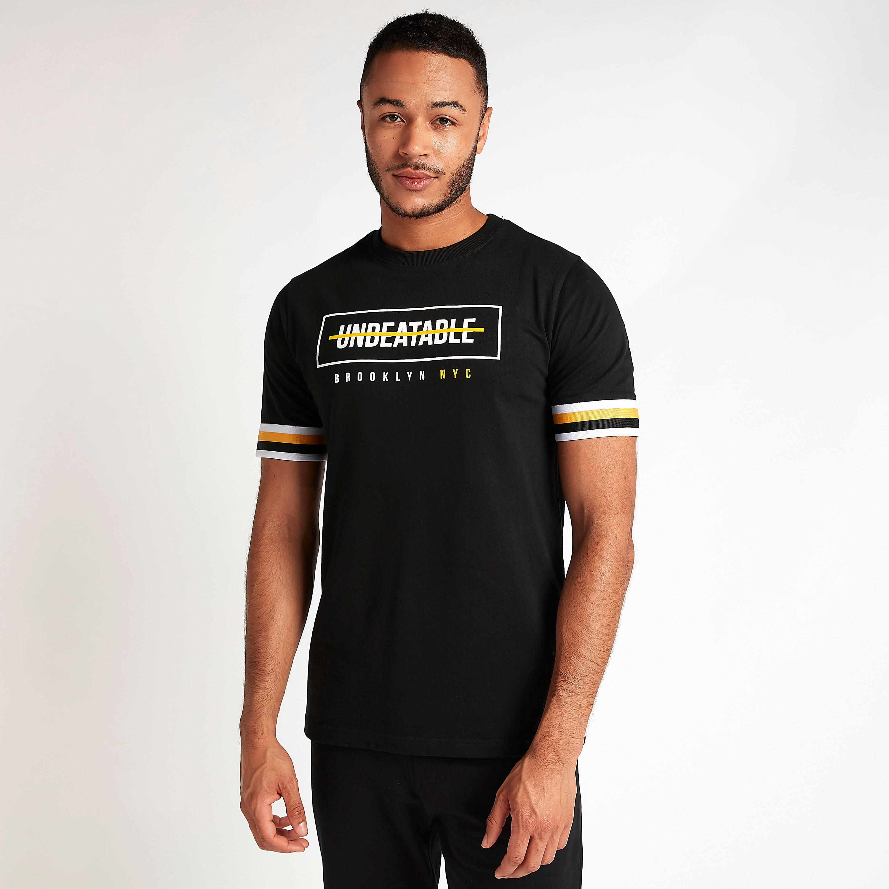 تيشيرت بياقة ضيقة وطبعات تايبوجرافيكيّة وتفاصيل شريطة-men-clothing-tshirtsandpolos-tshirts-image-4