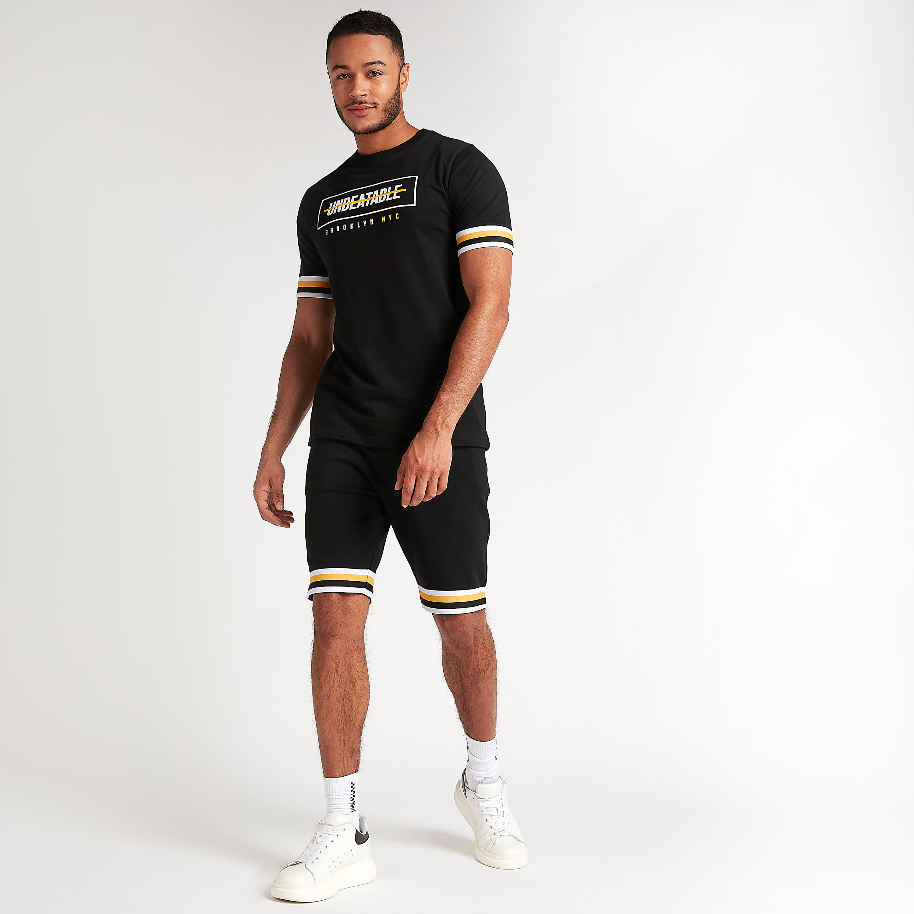 تيشيرت بياقة ضيقة وطبعات تايبوجرافيكيّة وتفاصيل شريطة-men-clothing-tshirtsandpolos-tshirts-image-3