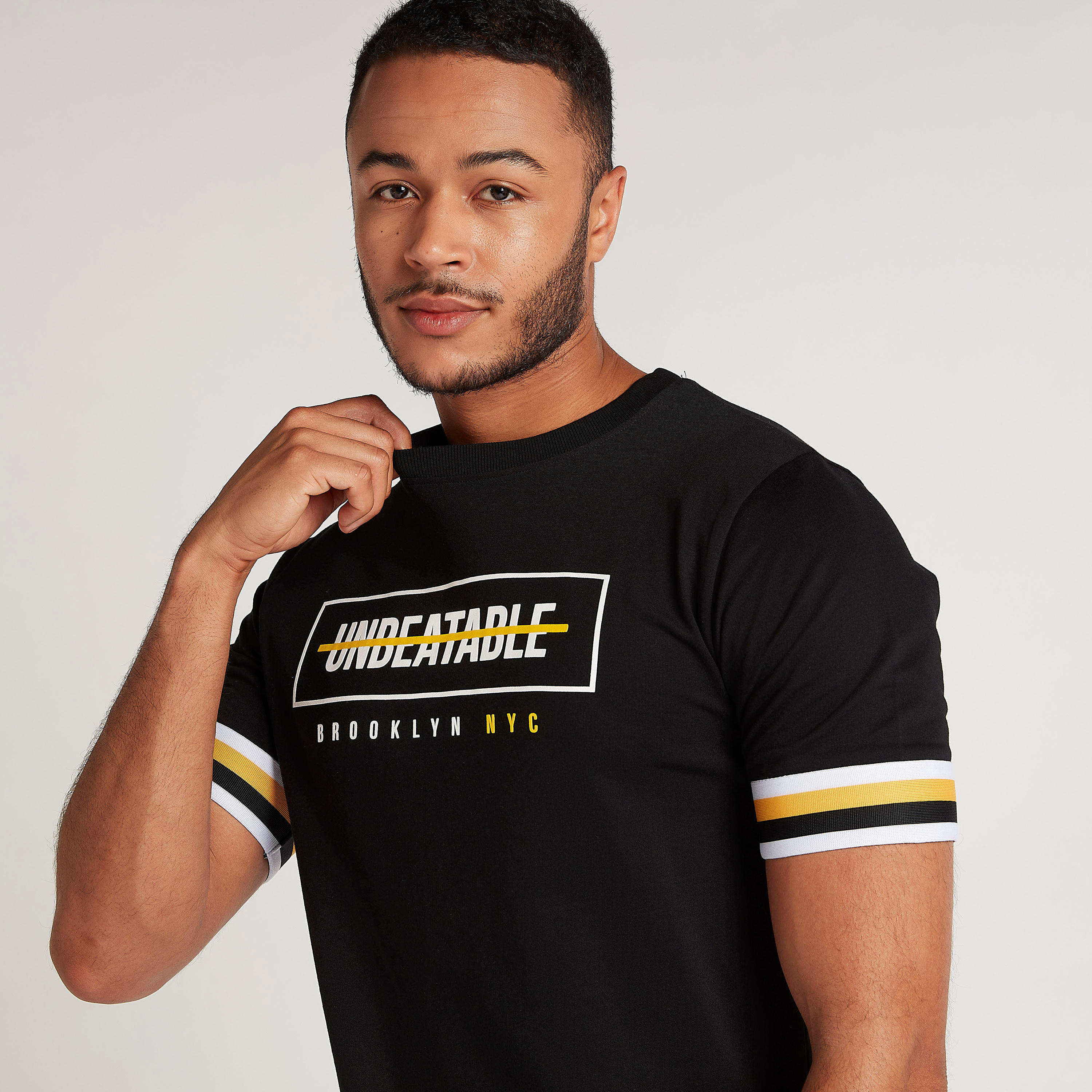 تيشيرت بياقة ضيقة وطبعات تايبوجرافيكيّة وتفاصيل شريطة-men-clothing-tshirtsandpolos-tshirts-image-2