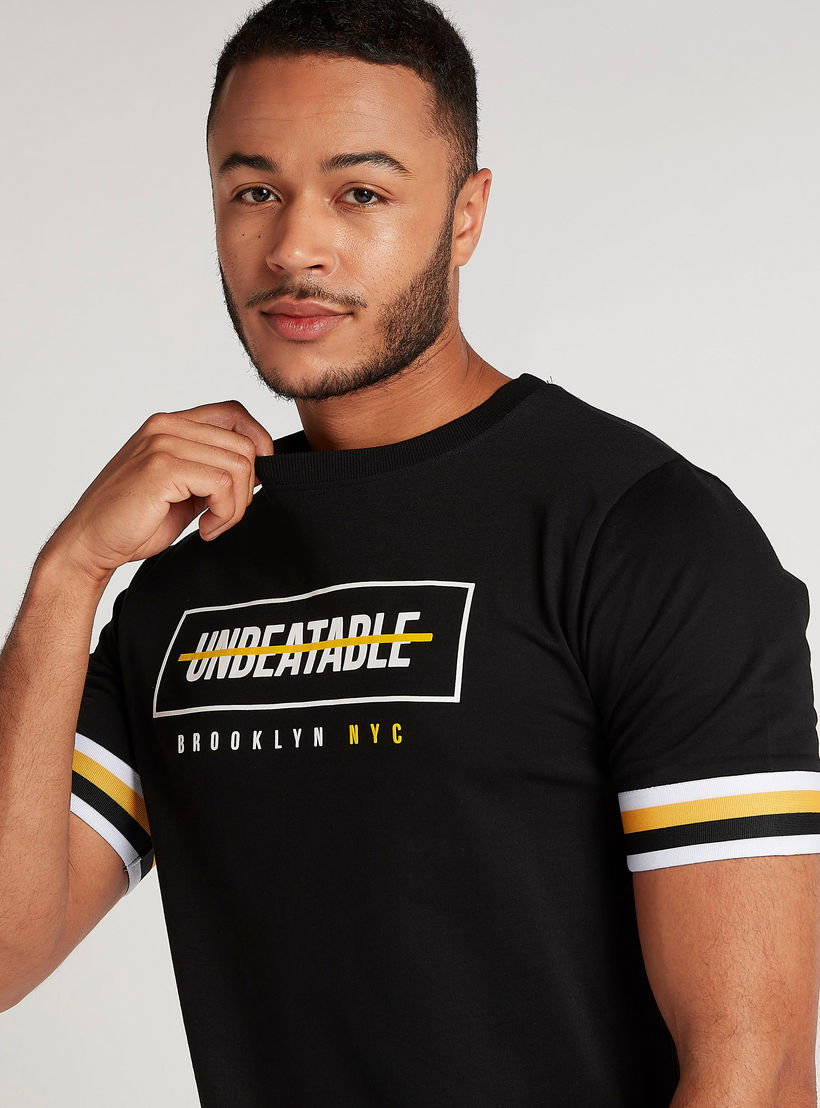 تيشيرت بياقة ضيقة وطبعات تايبوجرافيكيّة وتفاصيل شريطة-men-clothing-tshirtsandpolos-tshirts-image-2