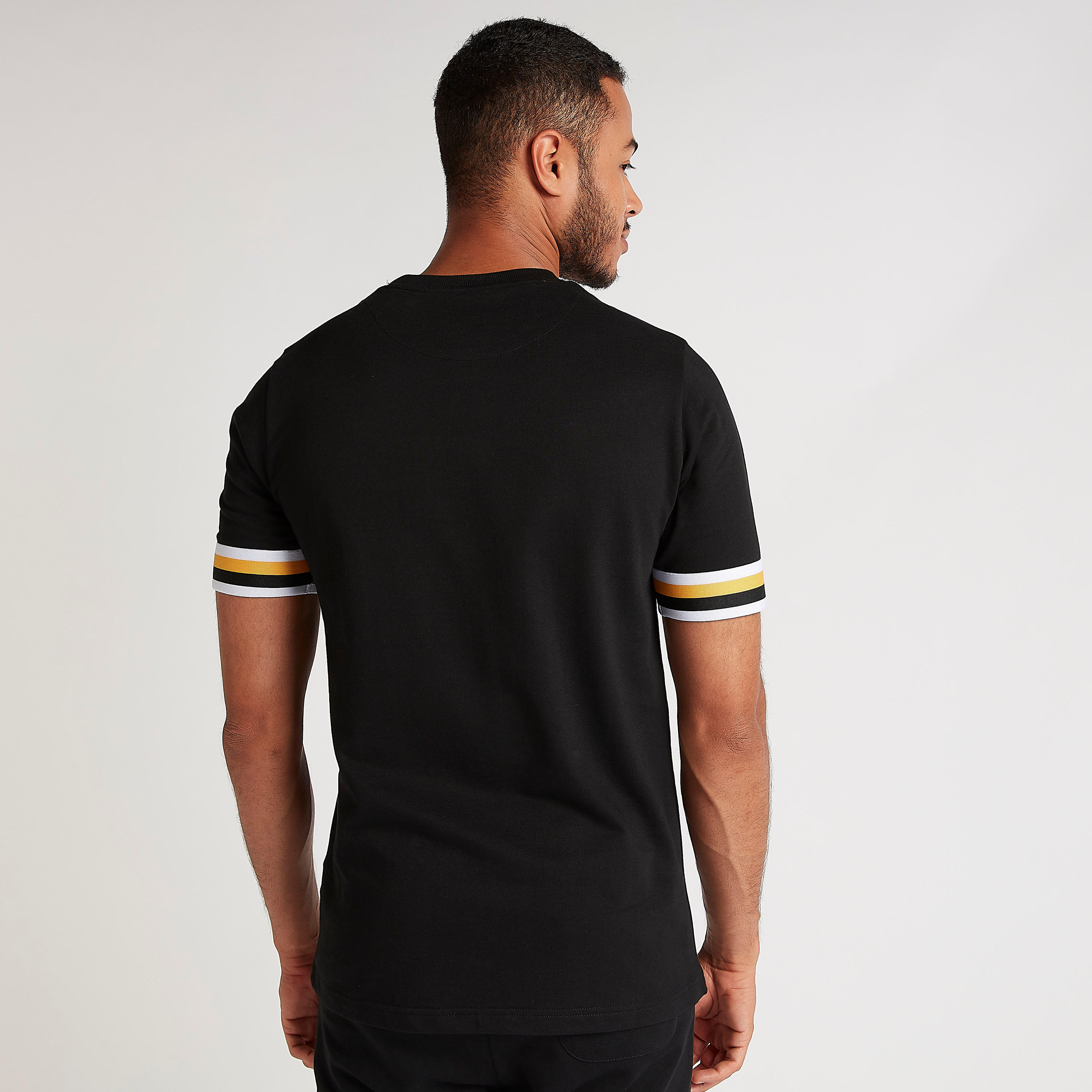 تيشيرت بياقة ضيقة وطبعات تايبوجرافيكيّة وتفاصيل شريطة-men-clothing-tshirtsandpolos-tshirts-image-1