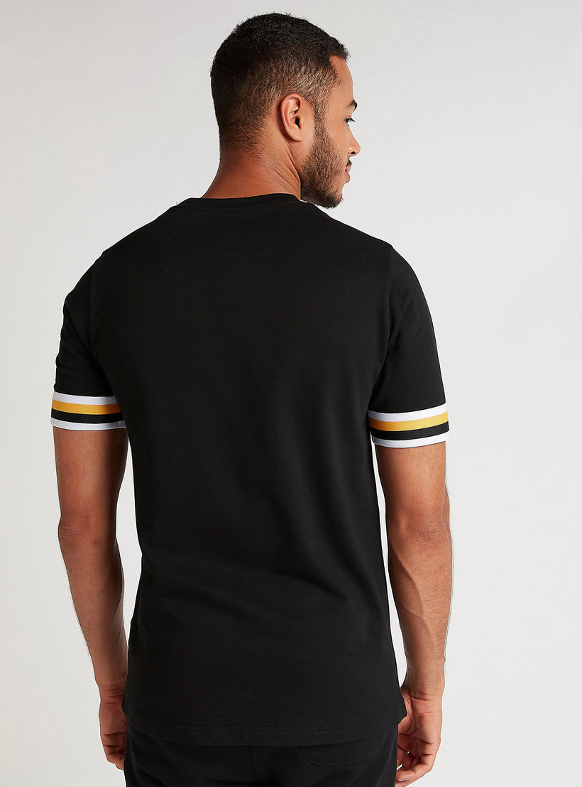 تيشيرت بياقة ضيقة وطبعات تايبوجرافيكيّة وتفاصيل شريطة-men-clothing-tshirtsandpolos-tshirts-image-1