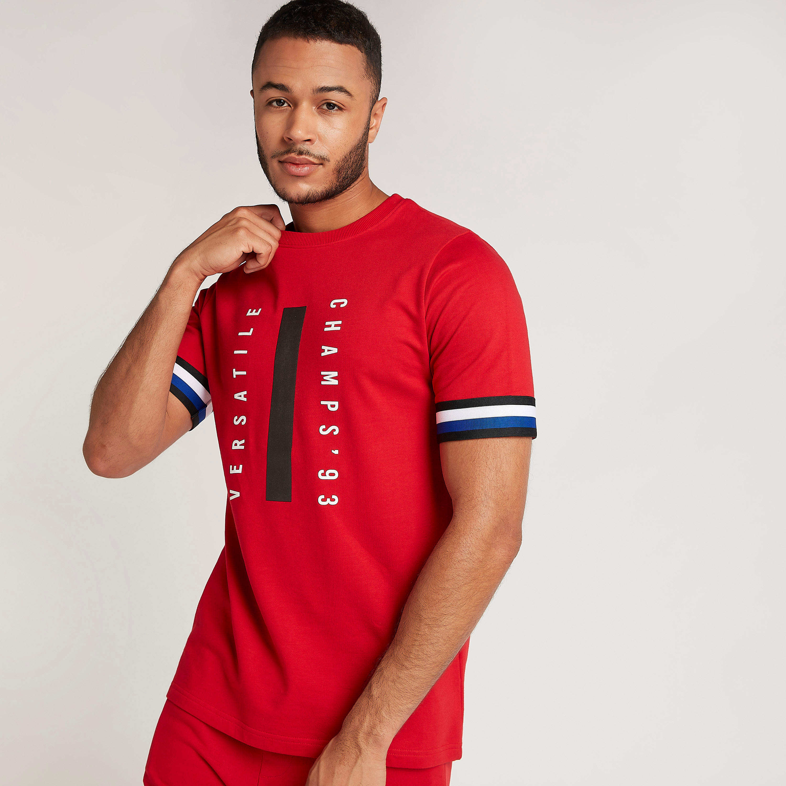 تيشيرت بياقة ضيّقة وأكمام قصيرة بتفاصيل شريطة-men-clothing-tshirtsandpolos-tshirts-image-1