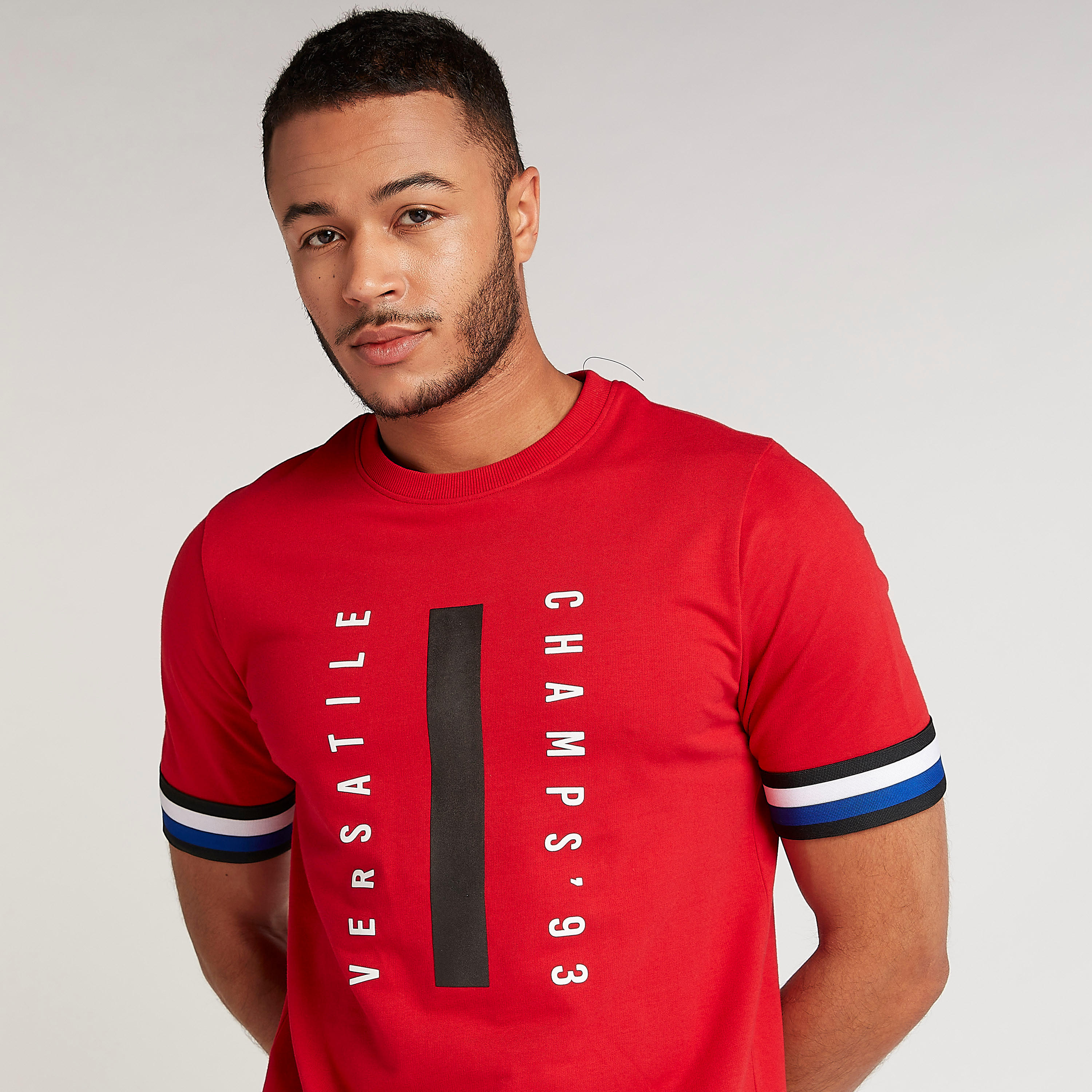 تيشيرت بياقة ضيّقة وأكمام قصيرة بتفاصيل شريطة-men-clothing-tshirtsandpolos-tshirts-image-3