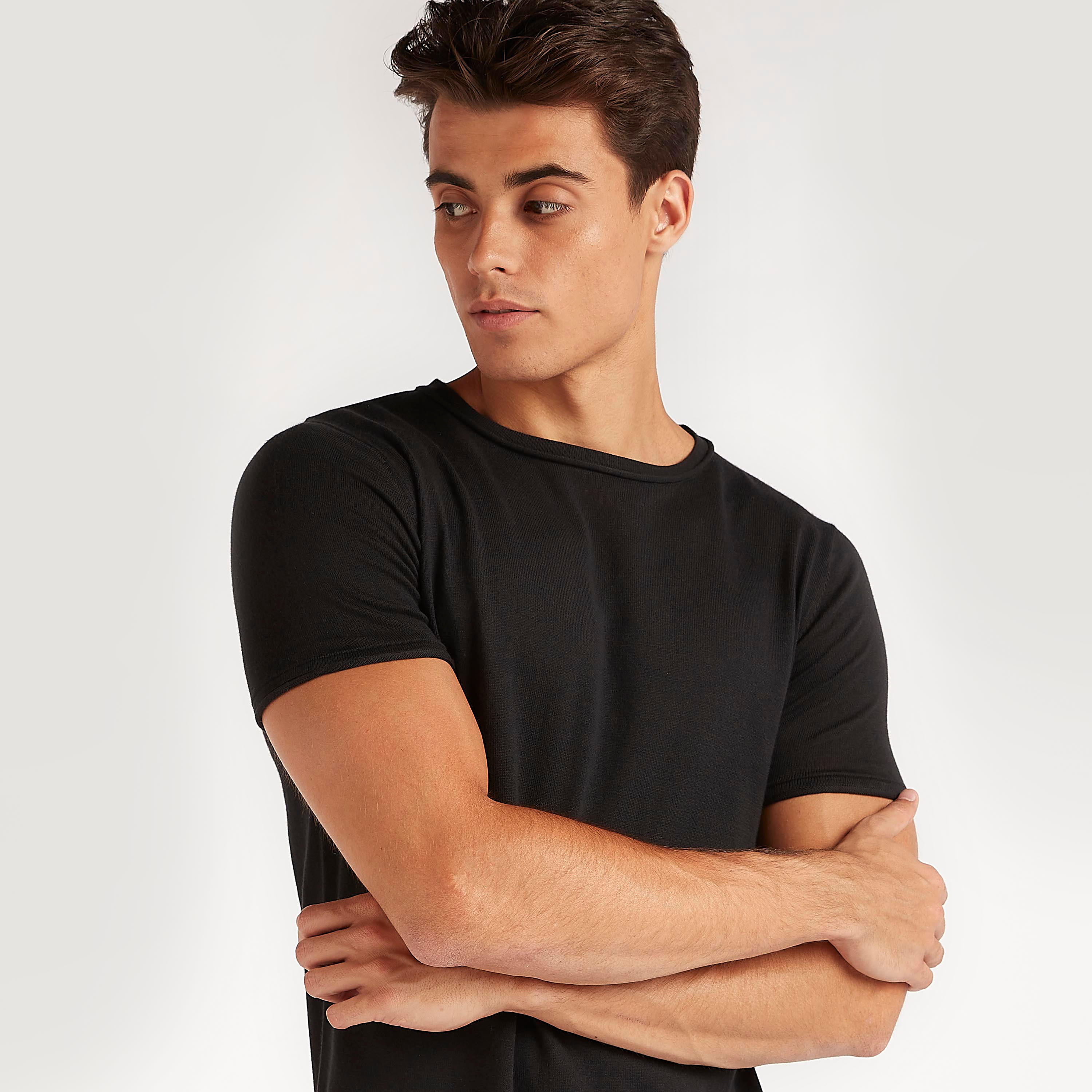 تيشيرت بياقة ضيّقة وأكمام قصيرة-men-clothing-tshirtsandpolos-tshirts-image-5