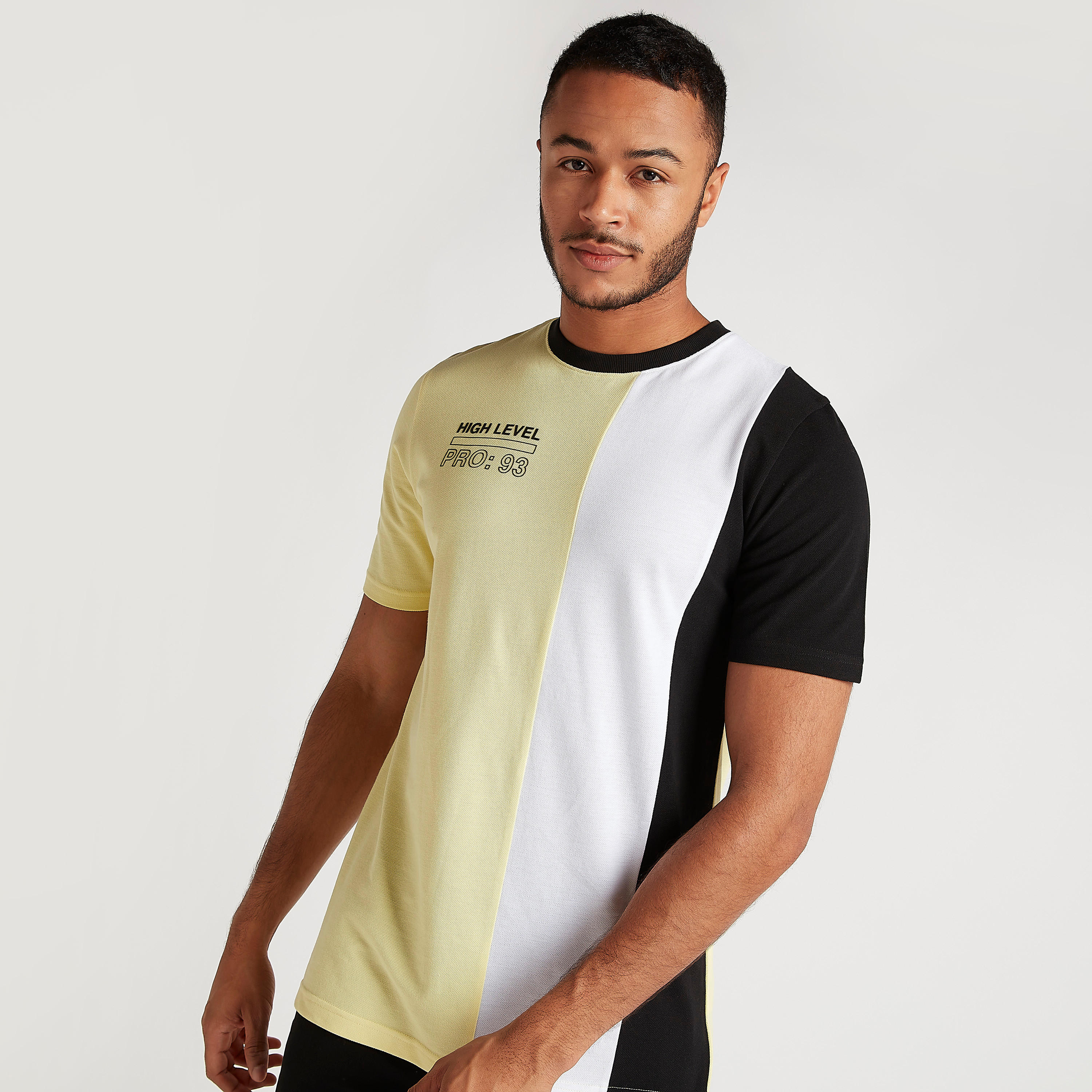 تيشيرت بياقة ضيّقة وأكمام قصيرة وطبعات-men-clothing-tshirtsandpolos-tshirts-image-1