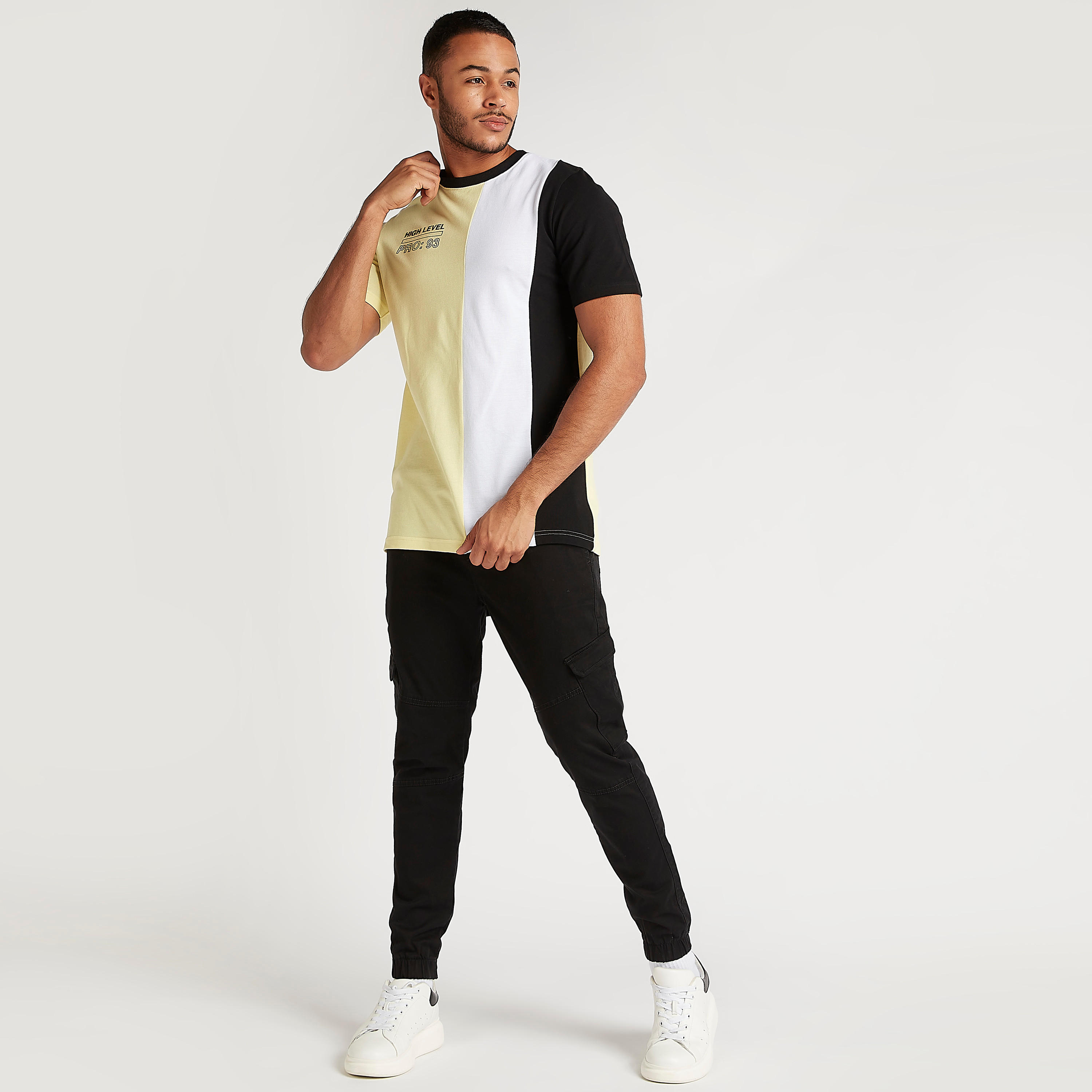 تيشيرت بياقة ضيّقة وأكمام قصيرة وطبعات-men-clothing-tshirtsandpolos-tshirts-image-2