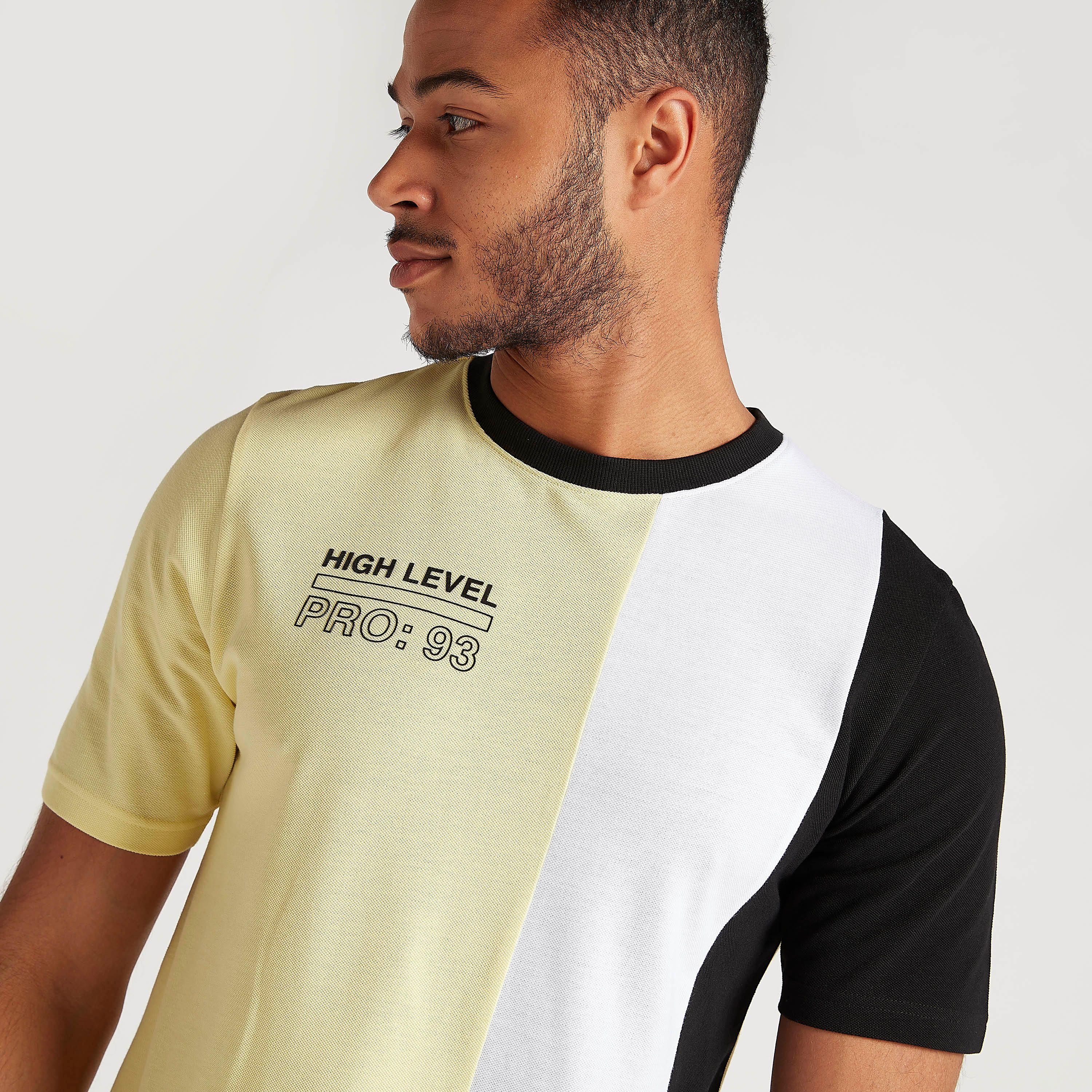 تيشيرت بياقة ضيّقة وأكمام قصيرة وطبعات-men-clothing-tshirtsandpolos-tshirts-image-3