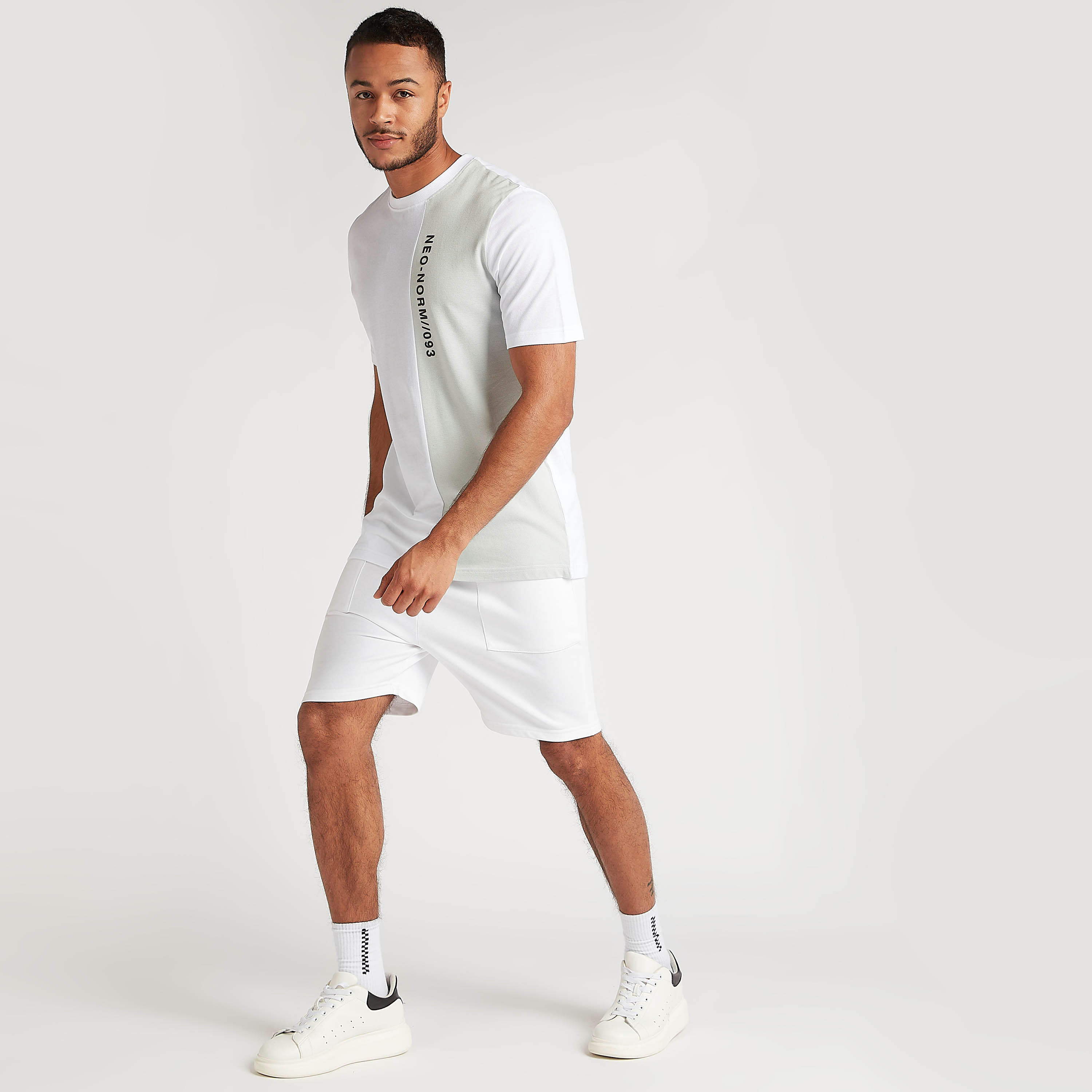 تيشيرت بياقة ضيّقة وأكمام قصيرة وطبعات-men-clothing-tshirtsandpolos-tshirts-image-2