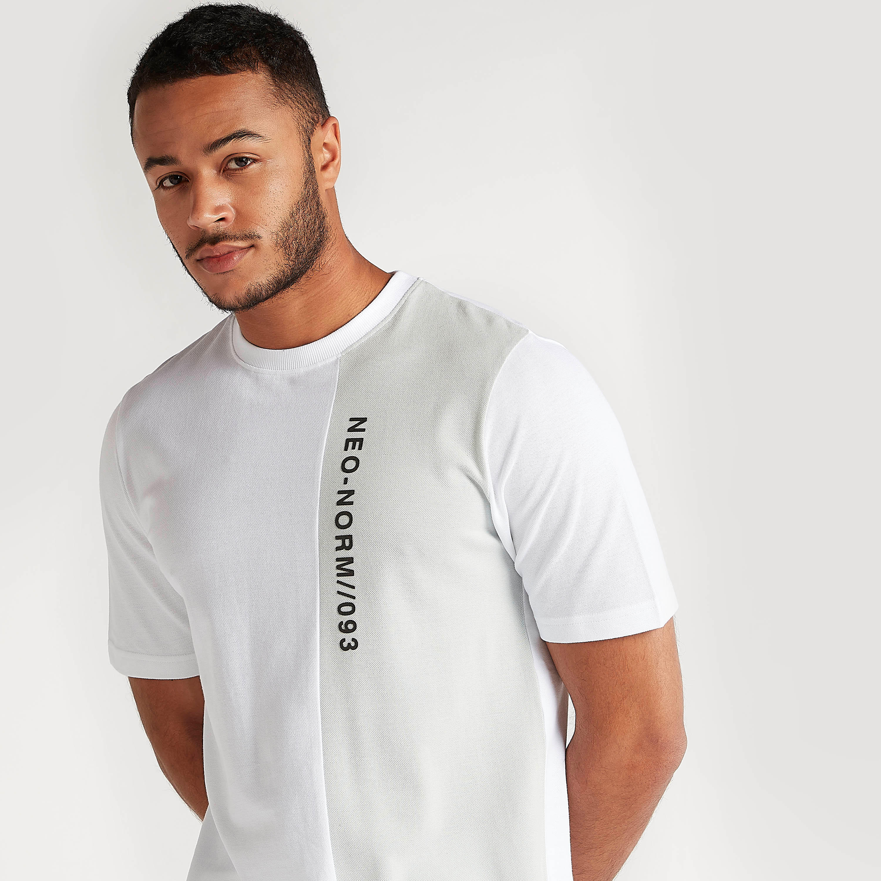تيشيرت بياقة ضيّقة وأكمام قصيرة وطبعات-men-clothing-tshirtsandpolos-tshirts-image-5