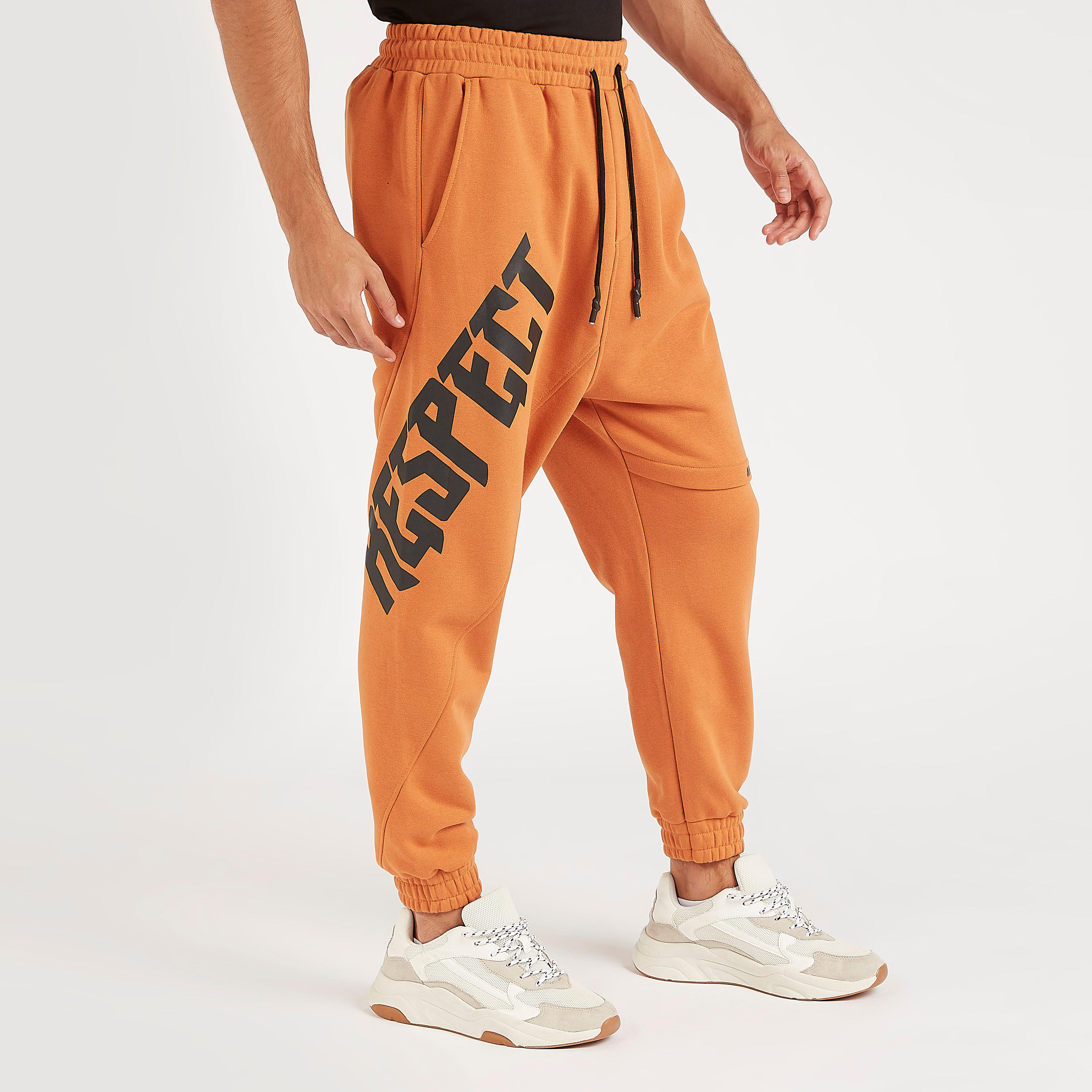 بنطلون رياضي برباط إغلاق وجيوب وطبعات-men-clothing-bottoms-joggers-image-1