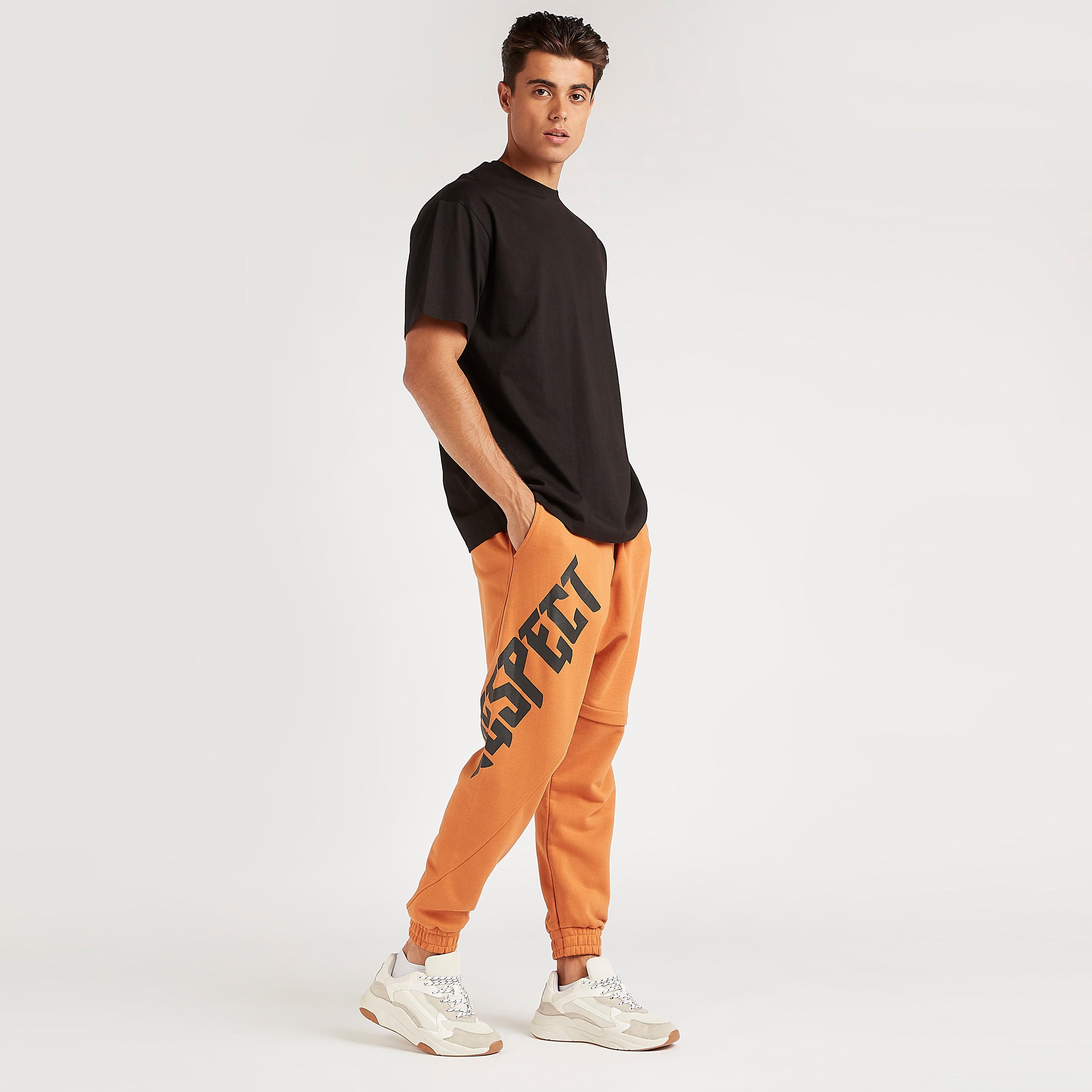 بنطلون رياضي برباط إغلاق وجيوب وطبعات-men-clothing-bottoms-joggers-image-2