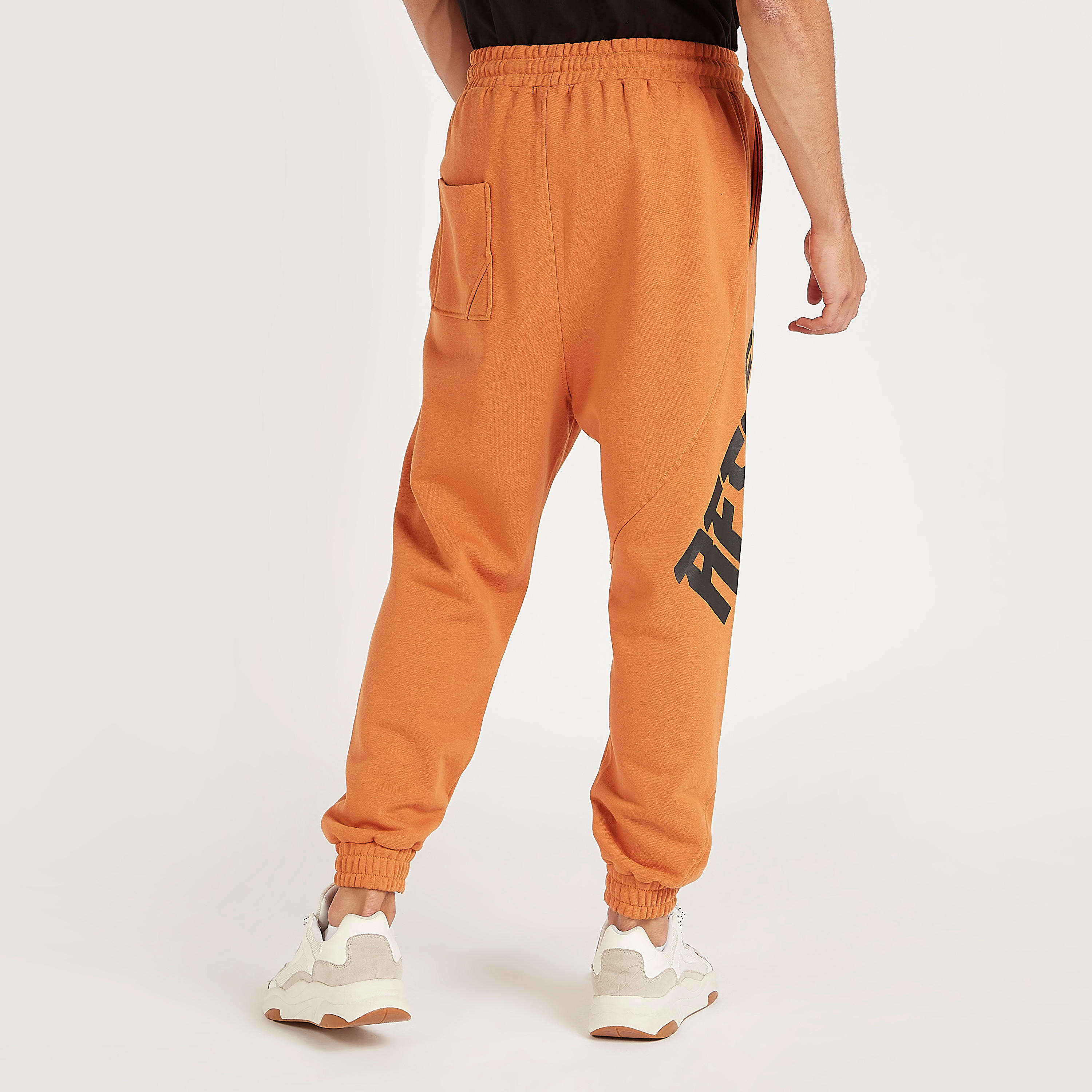 بنطلون رياضي برباط إغلاق وجيوب وطبعات-men-clothing-bottoms-joggers-image-4