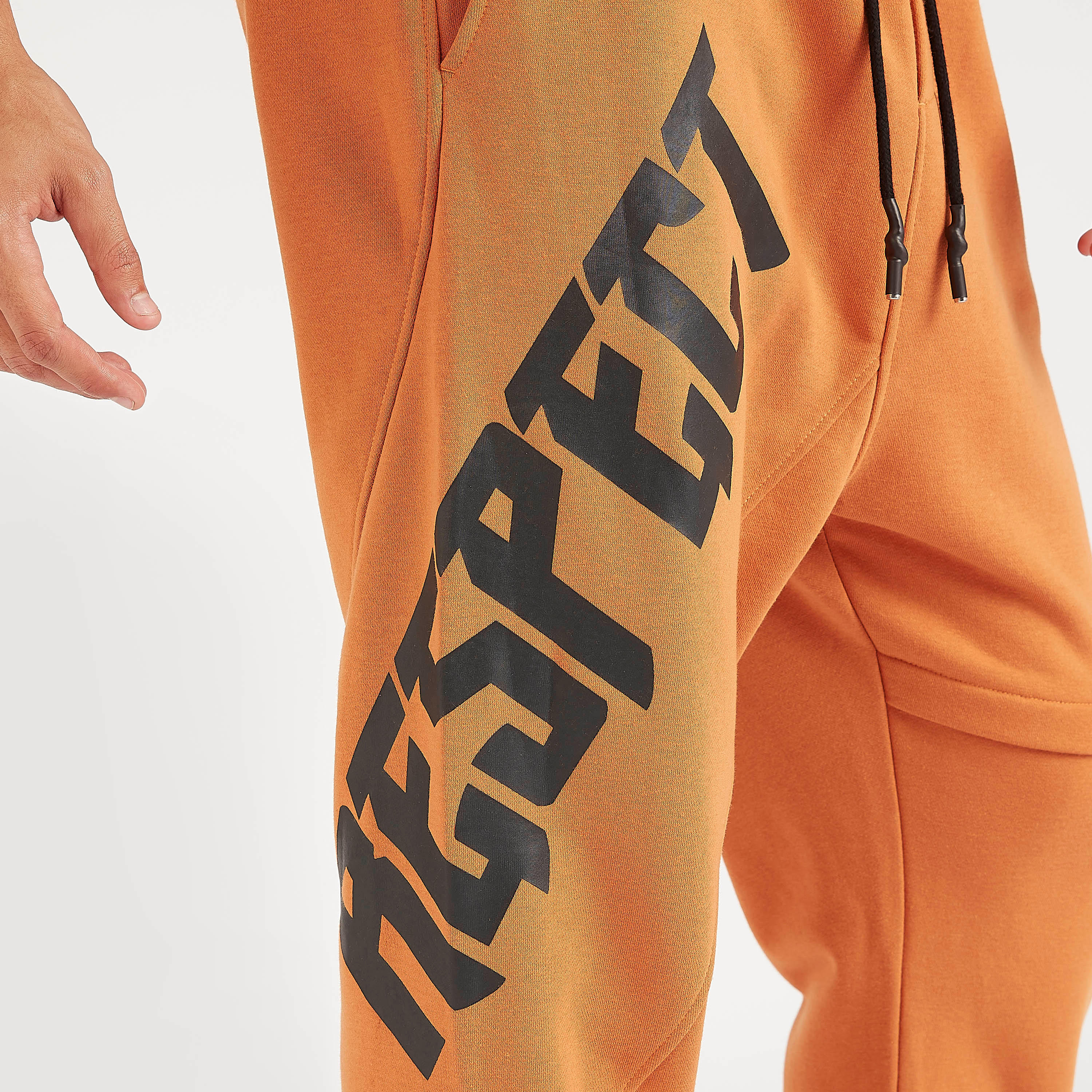 بنطلون رياضي برباط إغلاق وجيوب وطبعات-men-clothing-bottoms-joggers-image-5