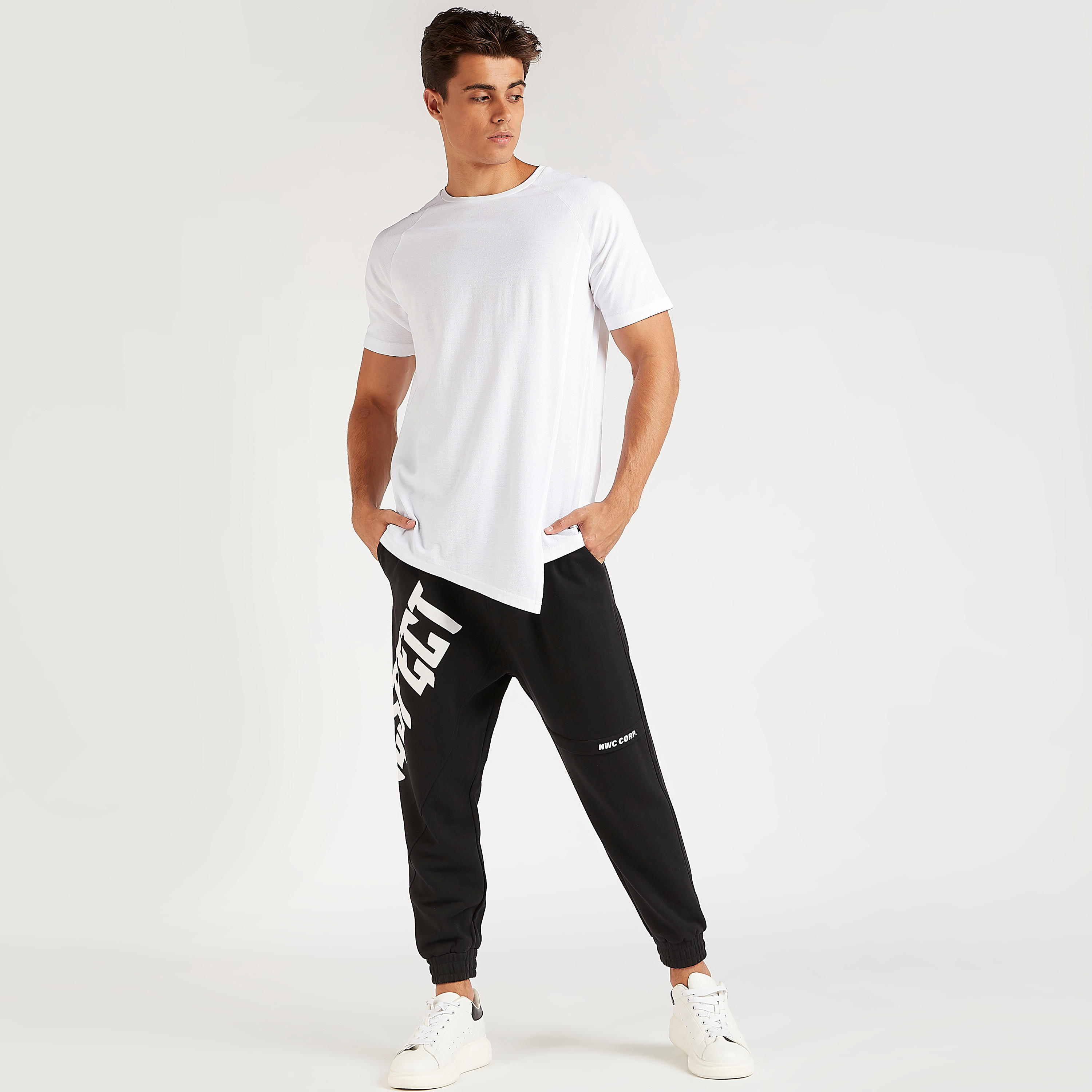 بنطلون رياضي برباط إغلاق وجيوب وطبعات-men-clothing-bottoms-joggers-image-5