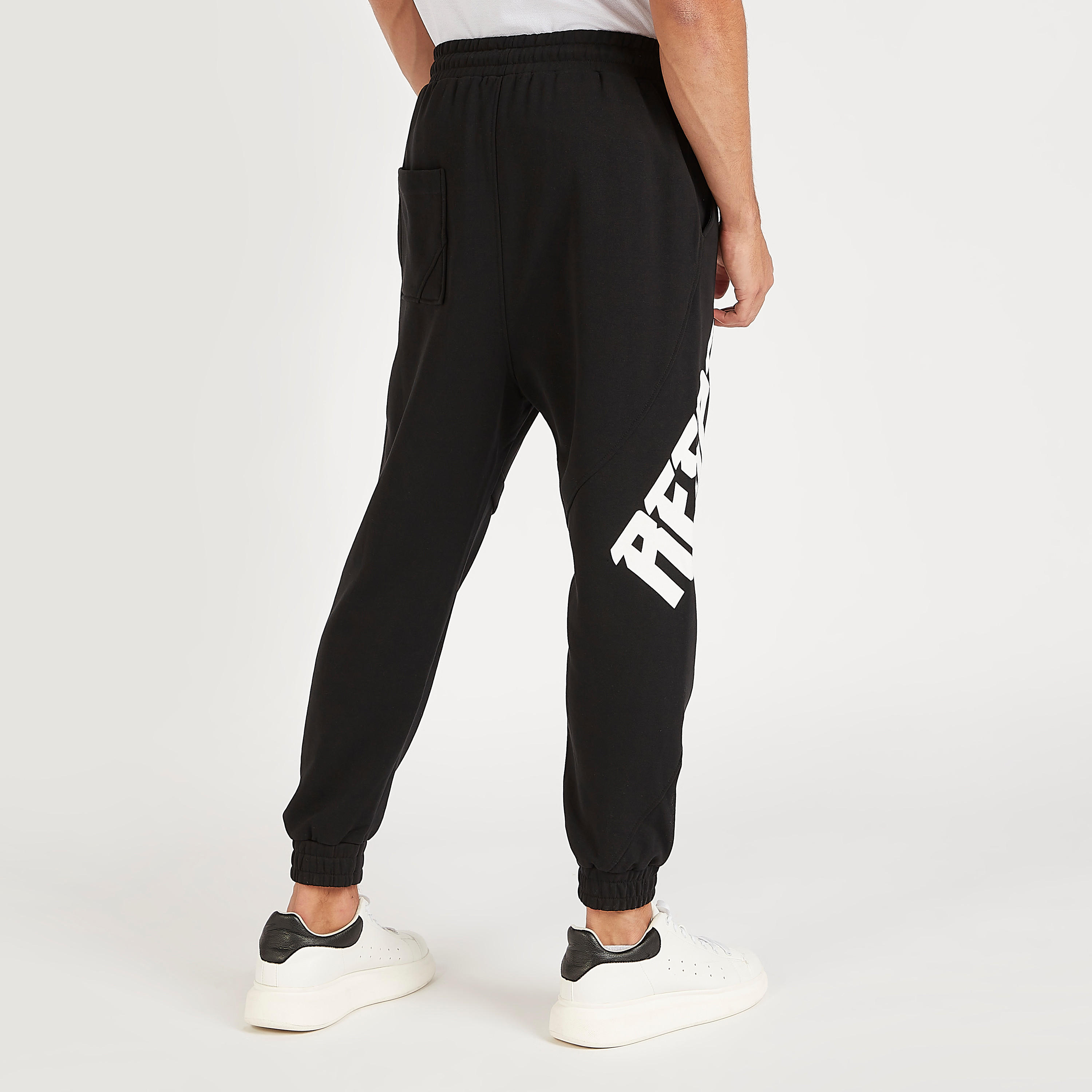بنطلون رياضي برباط إغلاق وجيوب وطبعات-men-clothing-bottoms-joggers-image-3
