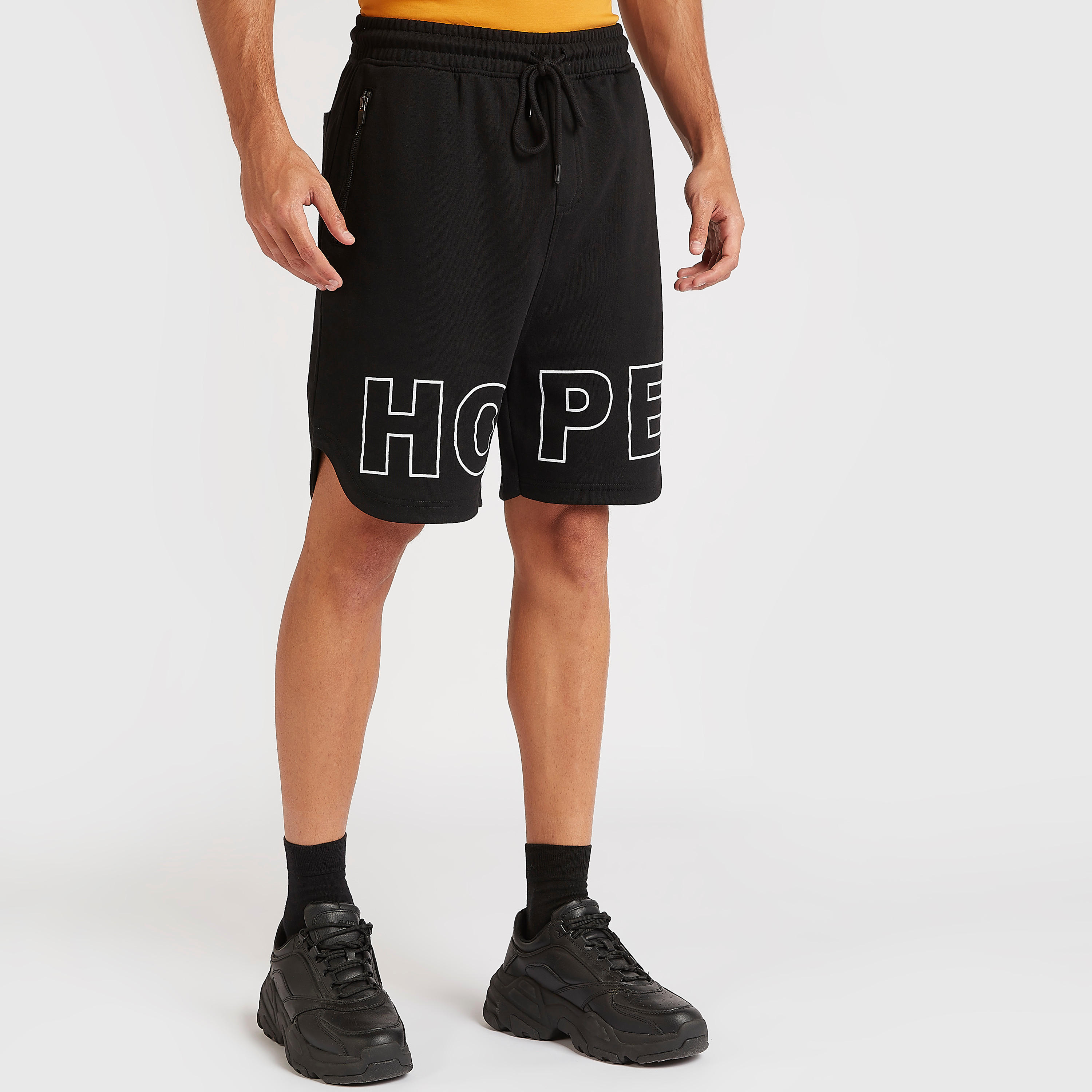 بنطلون رياضي بخصر مطّاطي متوسّط الارتفاع وطبعات-men-clothing-bottoms-shorts-image-1
