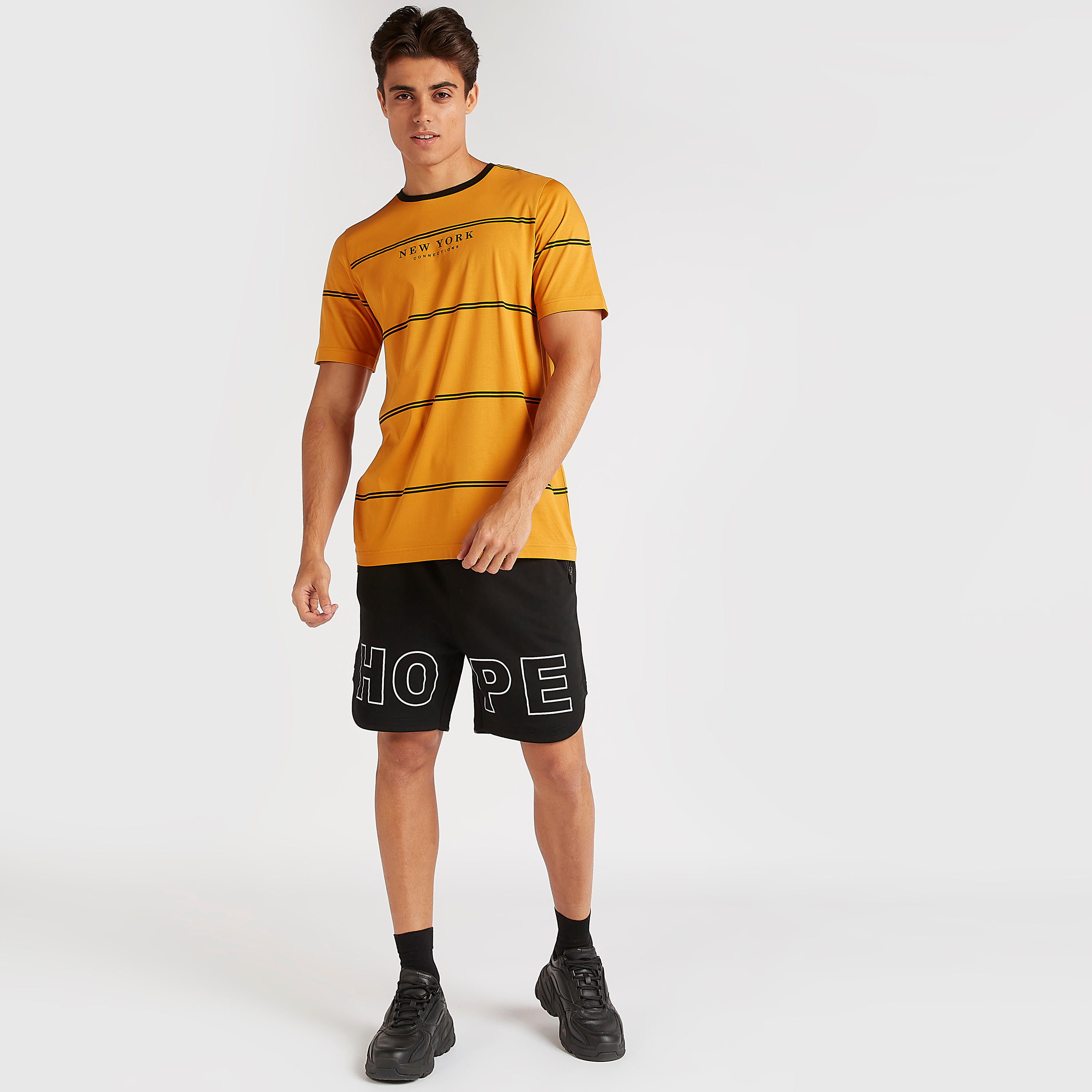 بنطلون رياضي بخصر مطّاطي متوسّط الارتفاع وطبعات-men-clothing-bottoms-shorts-image-2