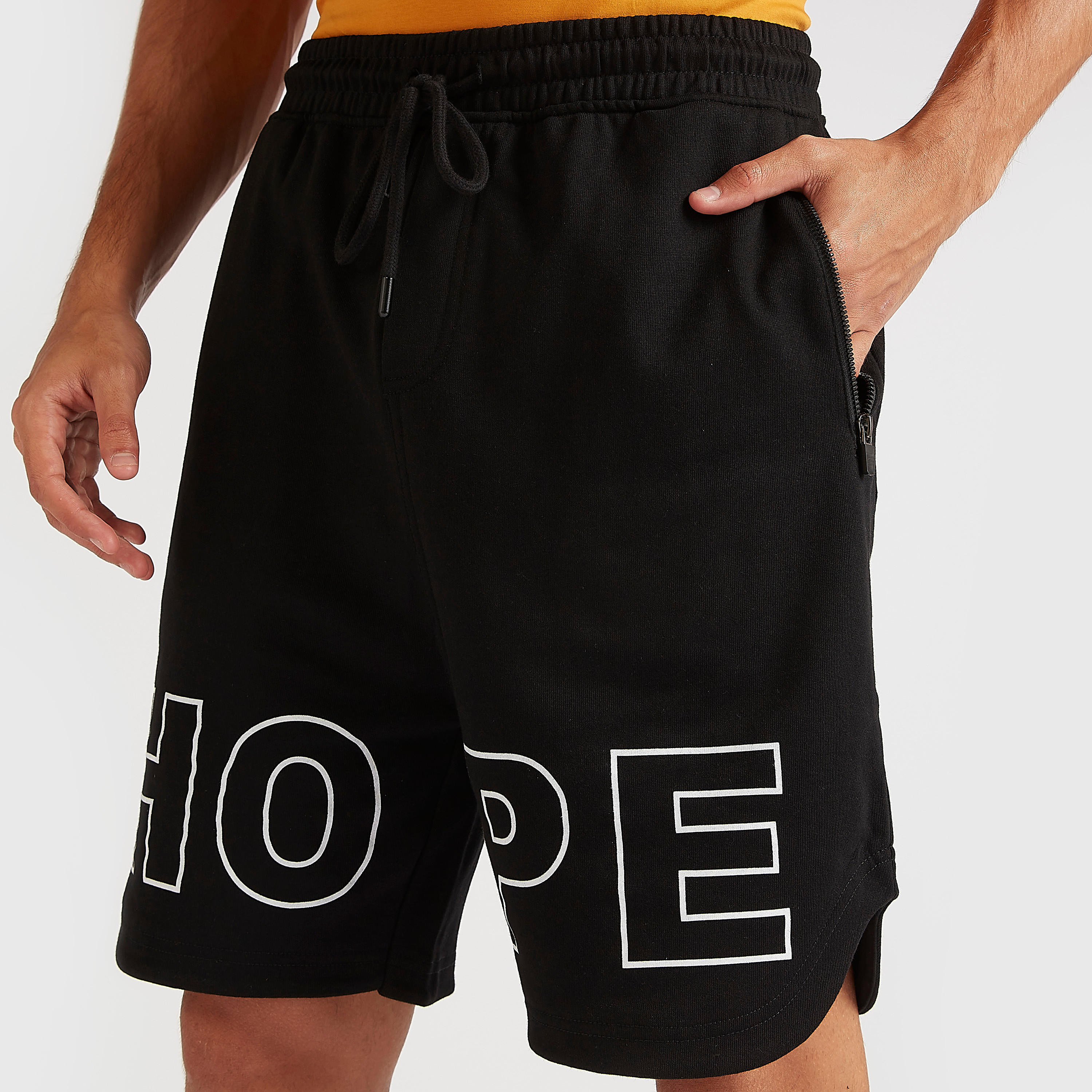 بنطلون رياضي بخصر مطّاطي متوسّط الارتفاع وطبعات-men-clothing-bottoms-shorts-image-3