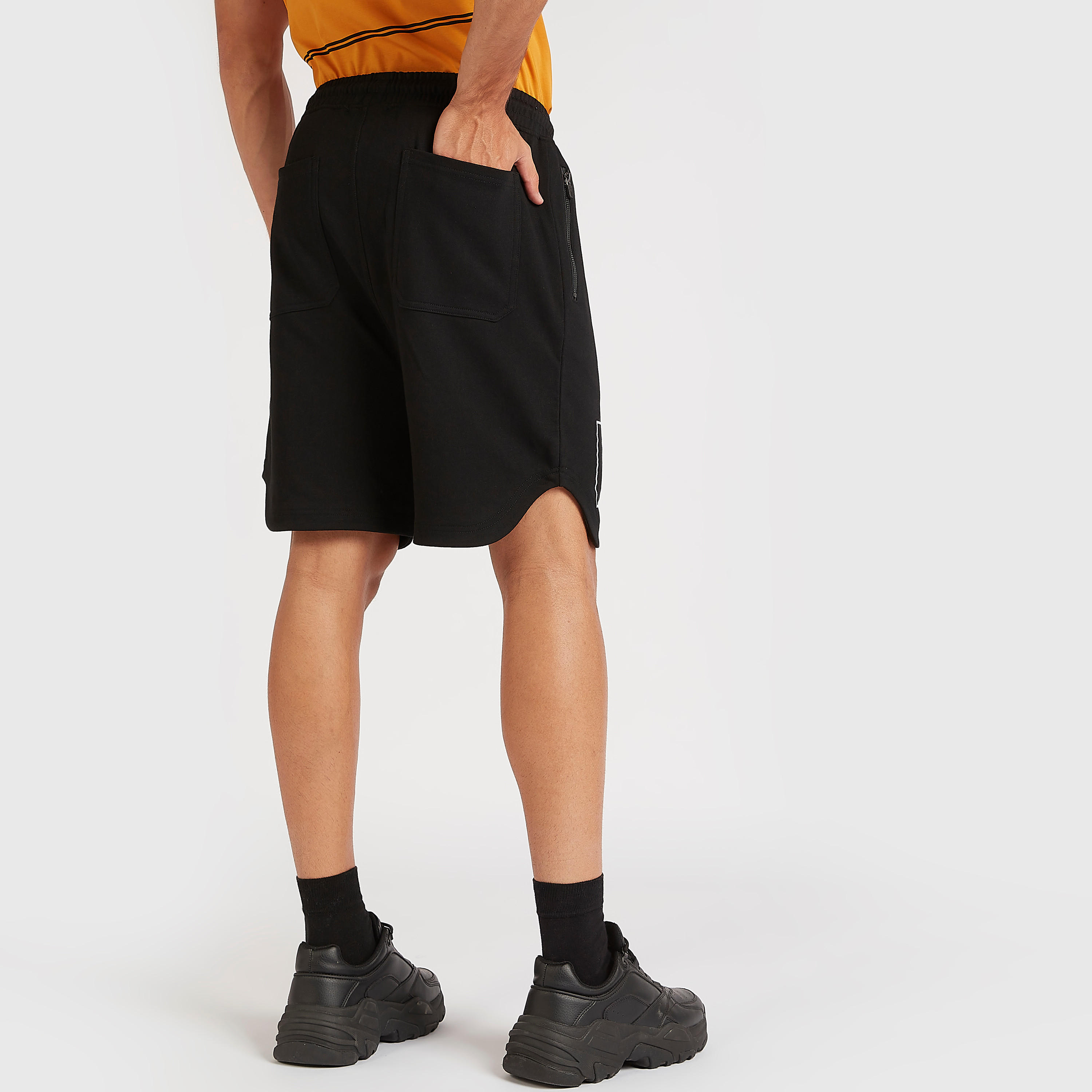 بنطلون رياضي بخصر مطّاطي متوسّط الارتفاع وطبعات-men-clothing-bottoms-shorts-image-4