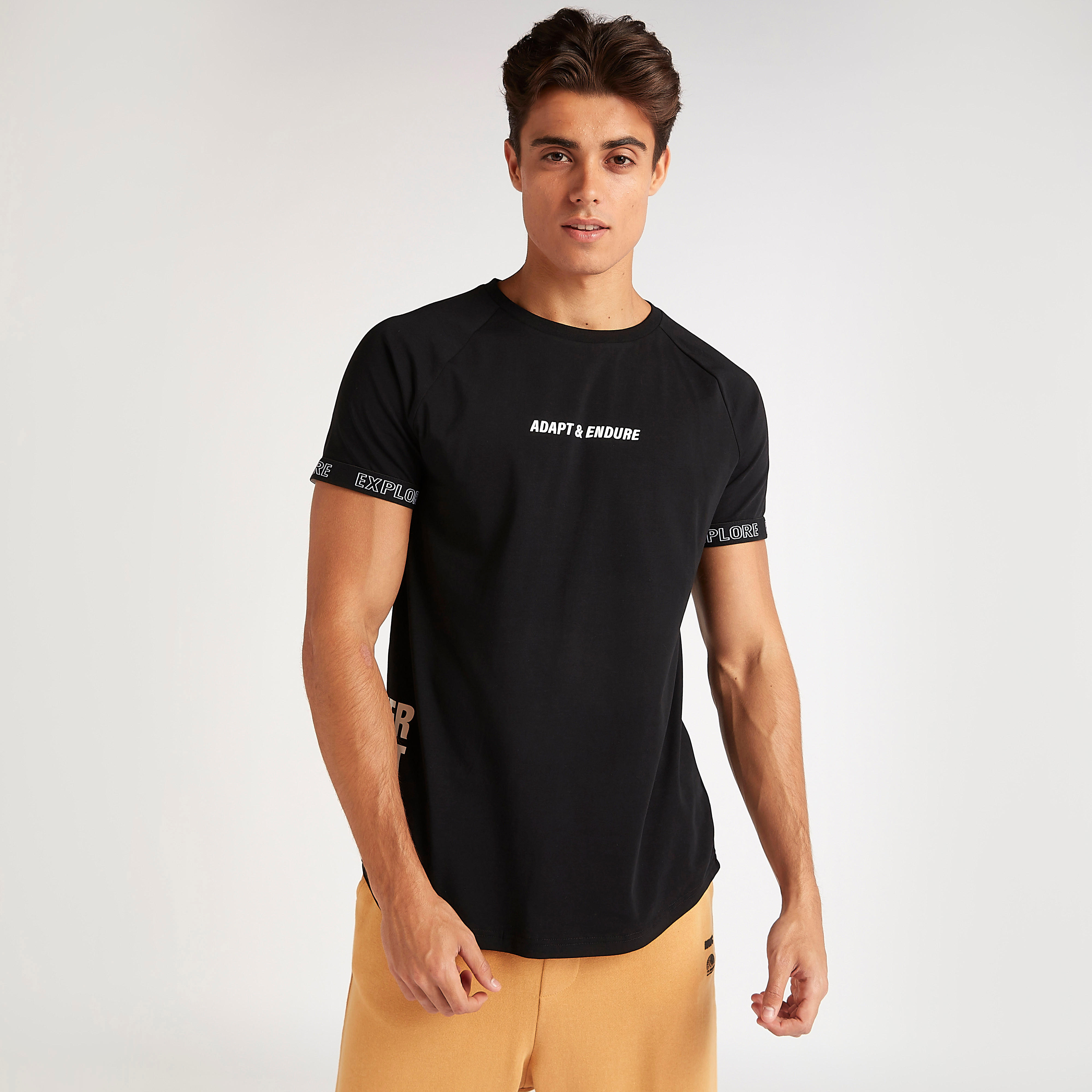تيشيرت بياقة ضيّقة وأكمام قصيرة وطبعات-men-clothing-tshirtsandpolos-tshirts-image-6