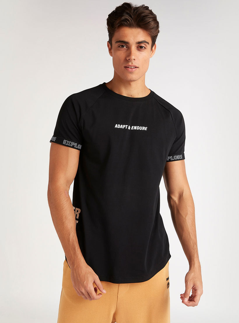 تيشيرت بياقة ضيّقة وأكمام قصيرة وطبعات-men-clothing-tshirtsandpolos-tshirts-image-6
